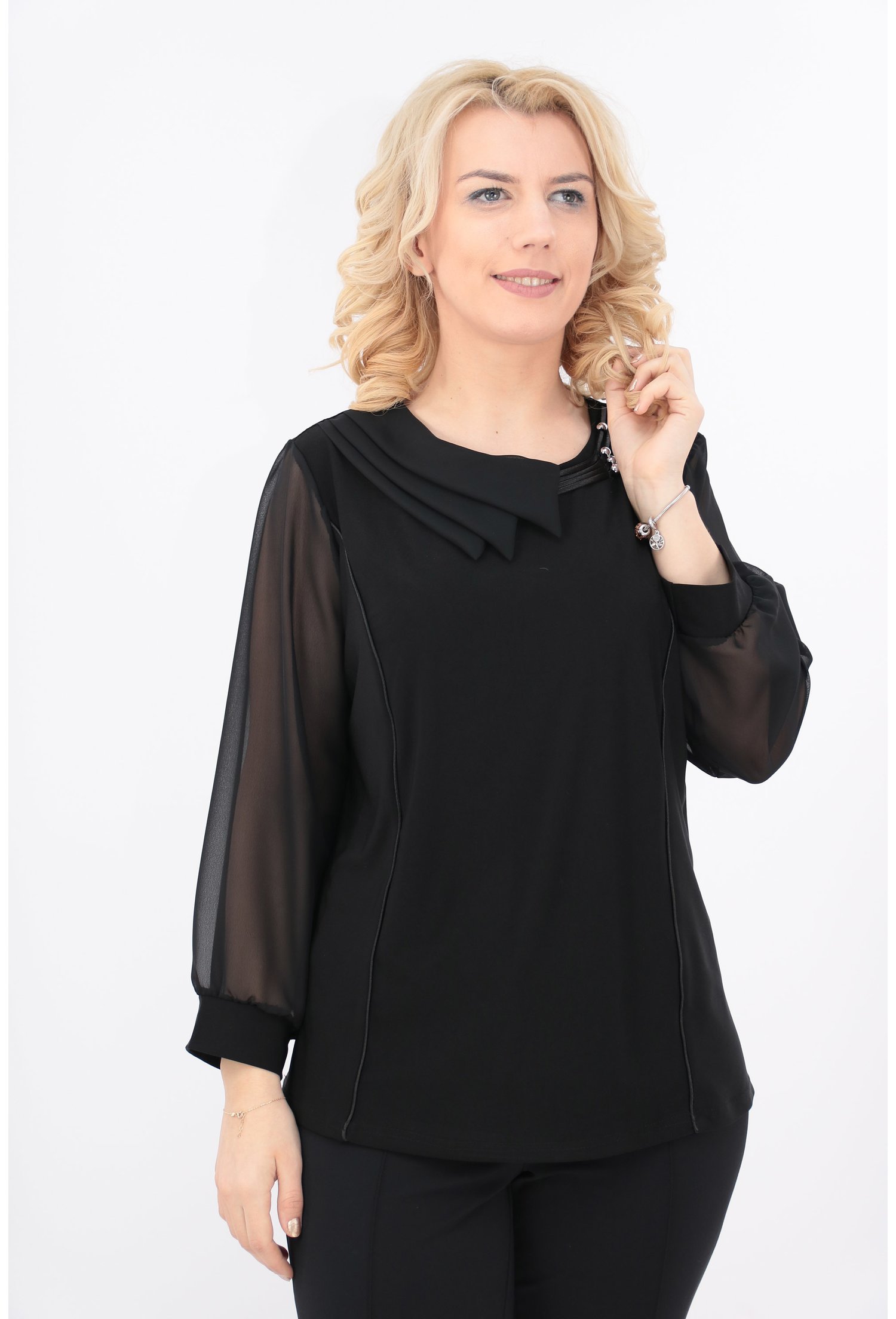 Bluza neagra cu guler asimetric