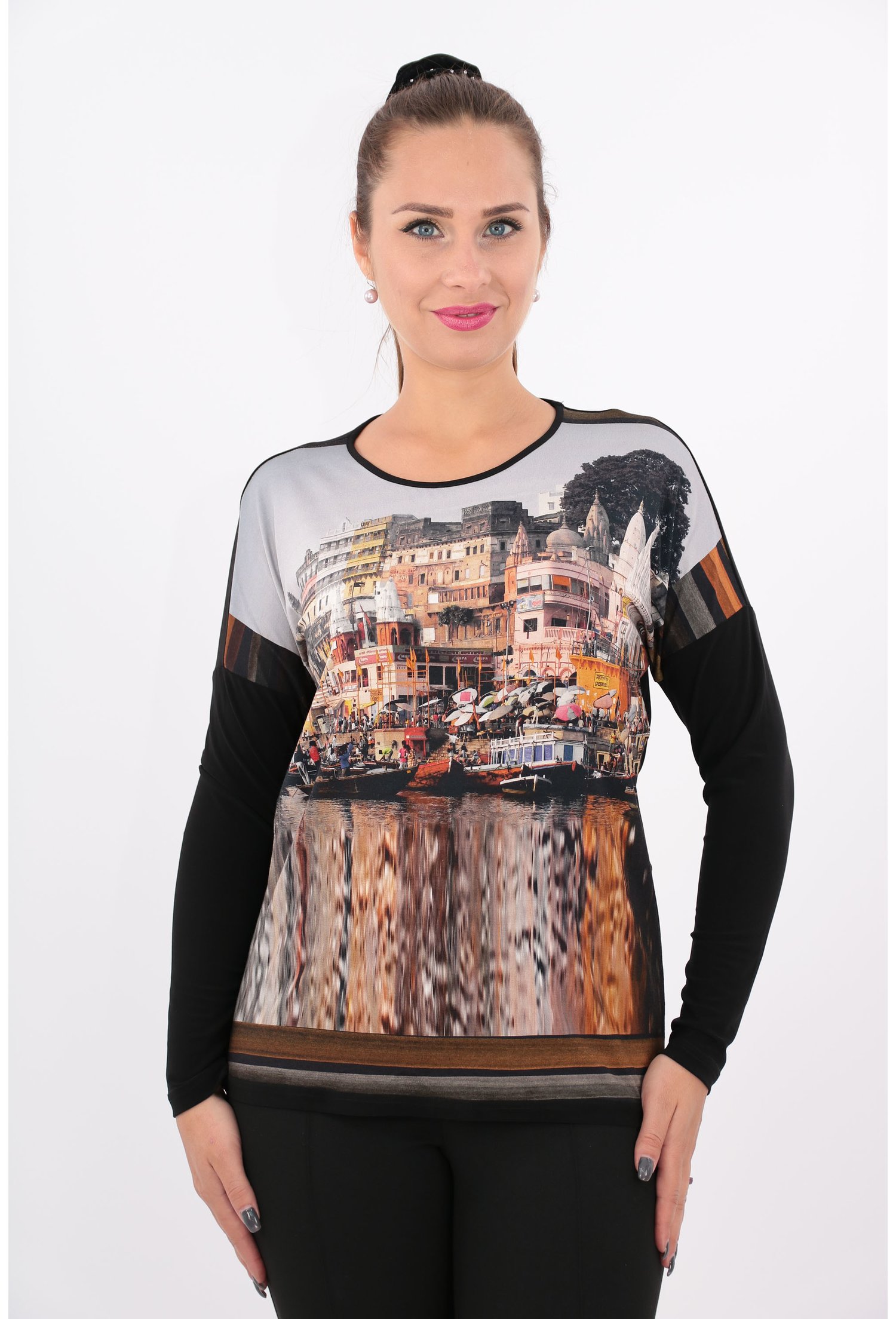 Bluza neagra cu imprimeu cu peisaj