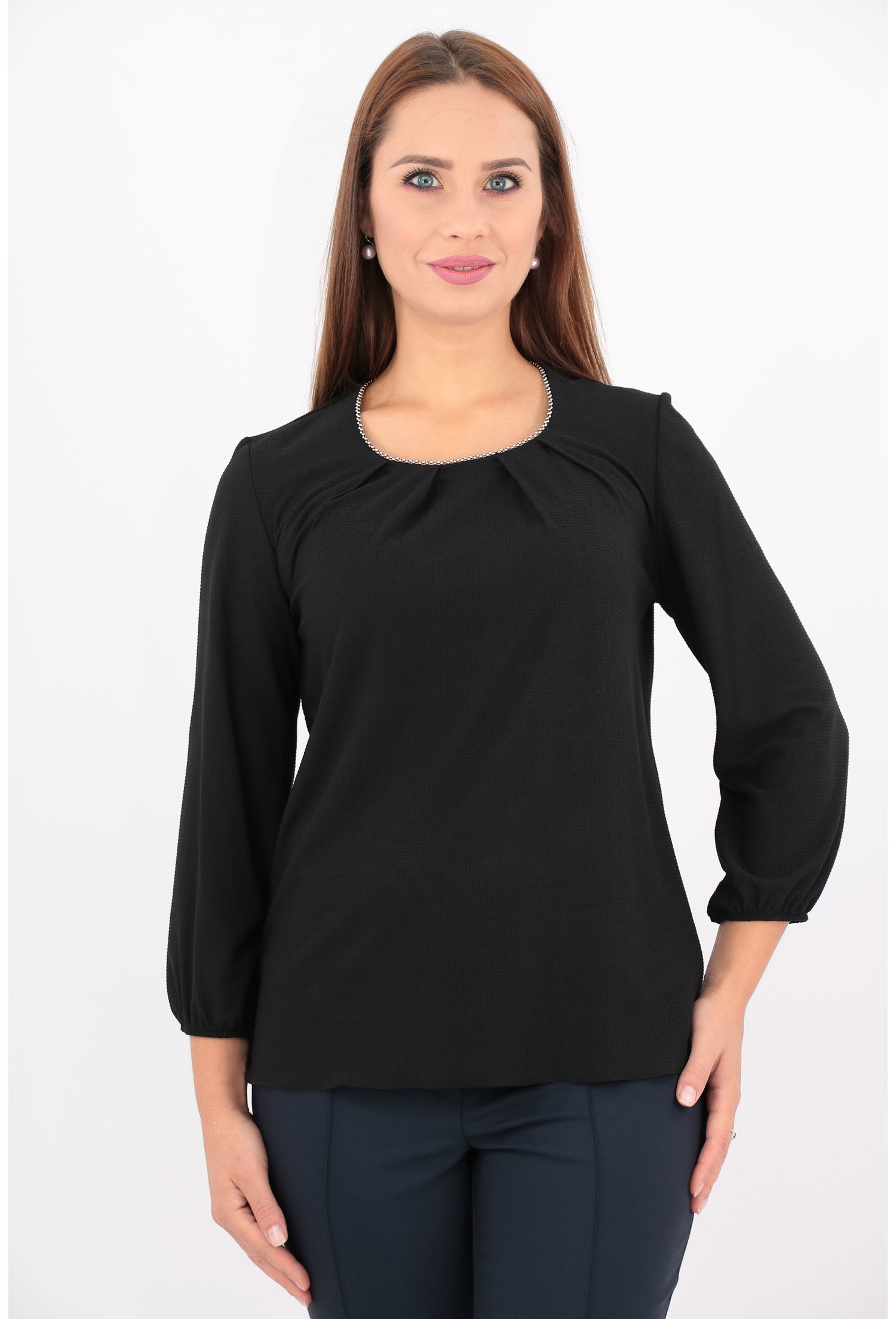 Bluza neagra cu margelute argintii la decolteu