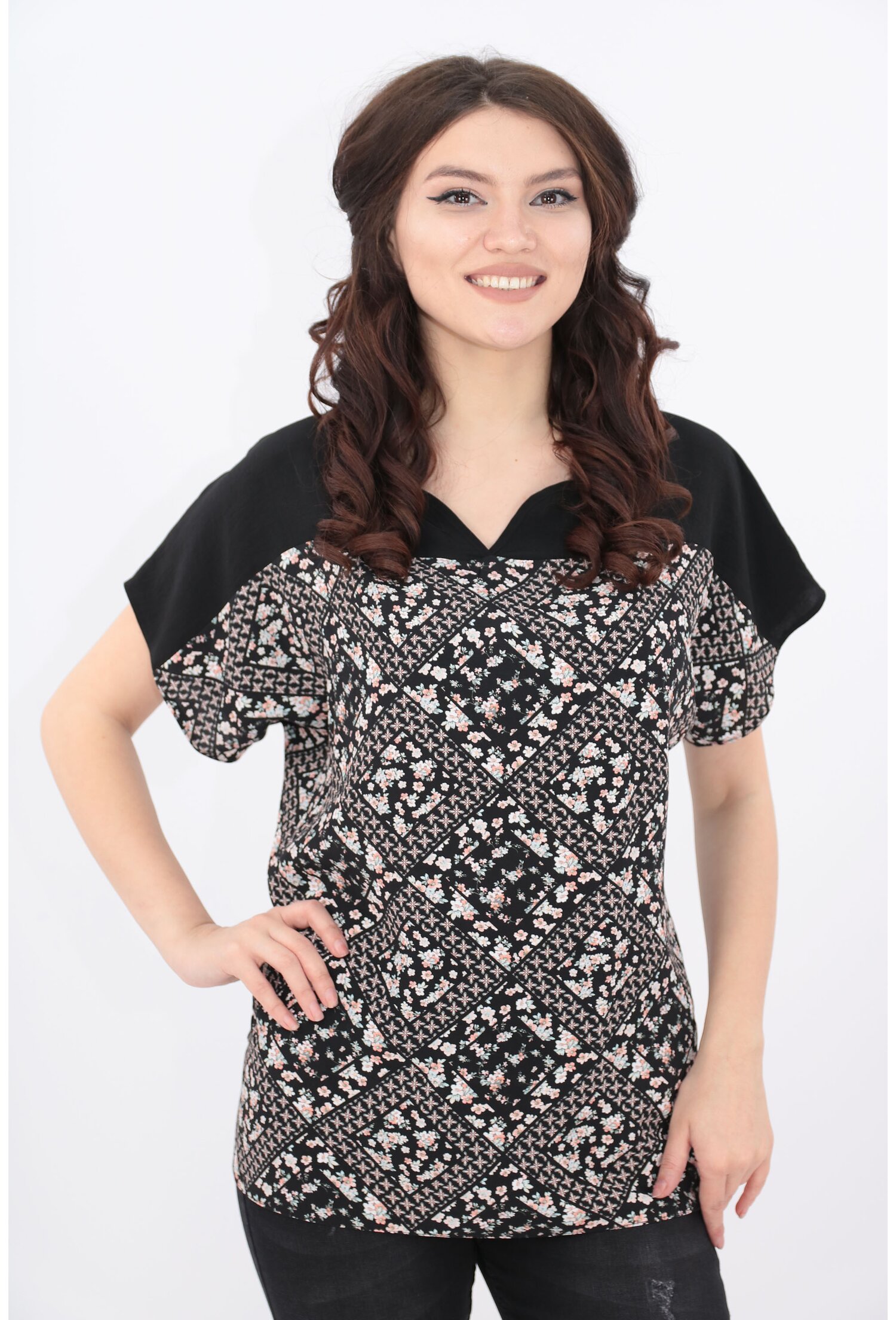 Bluza neagra cu romburi florale