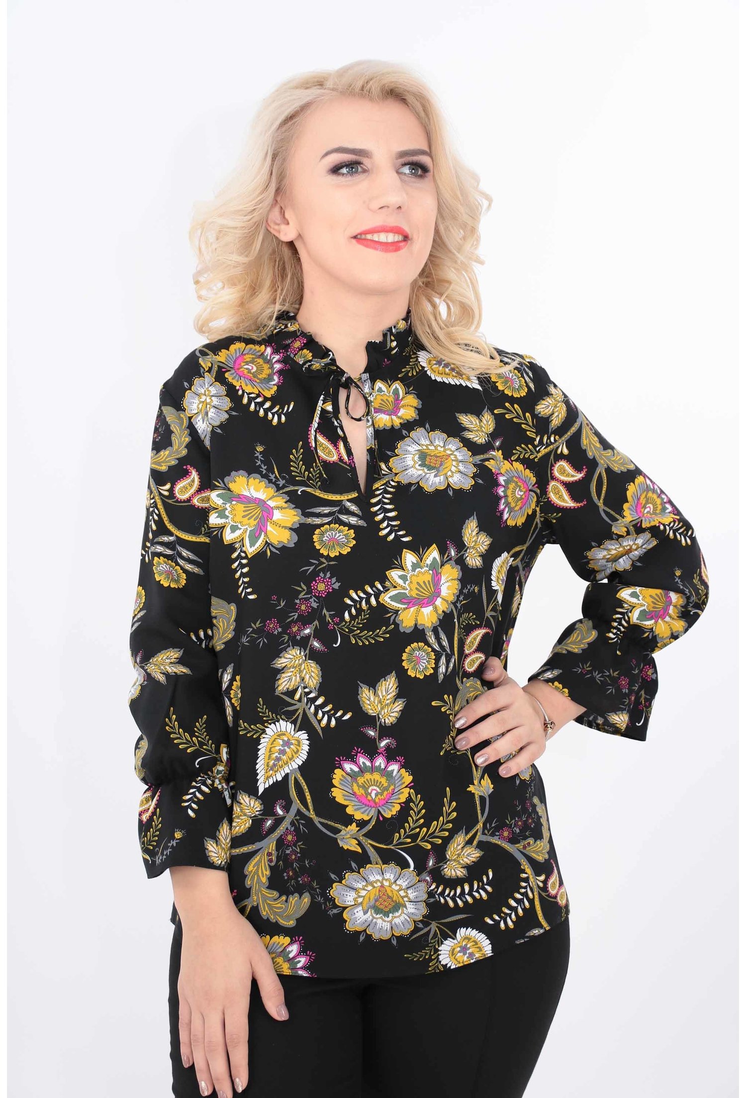 Bluza neagra din vascoza cu flori multicolore