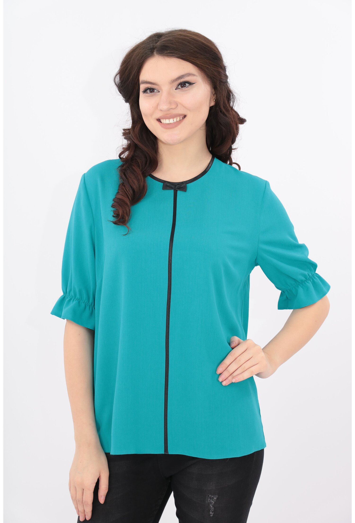 Bluza turcoaz cu garnitura satinata neagra