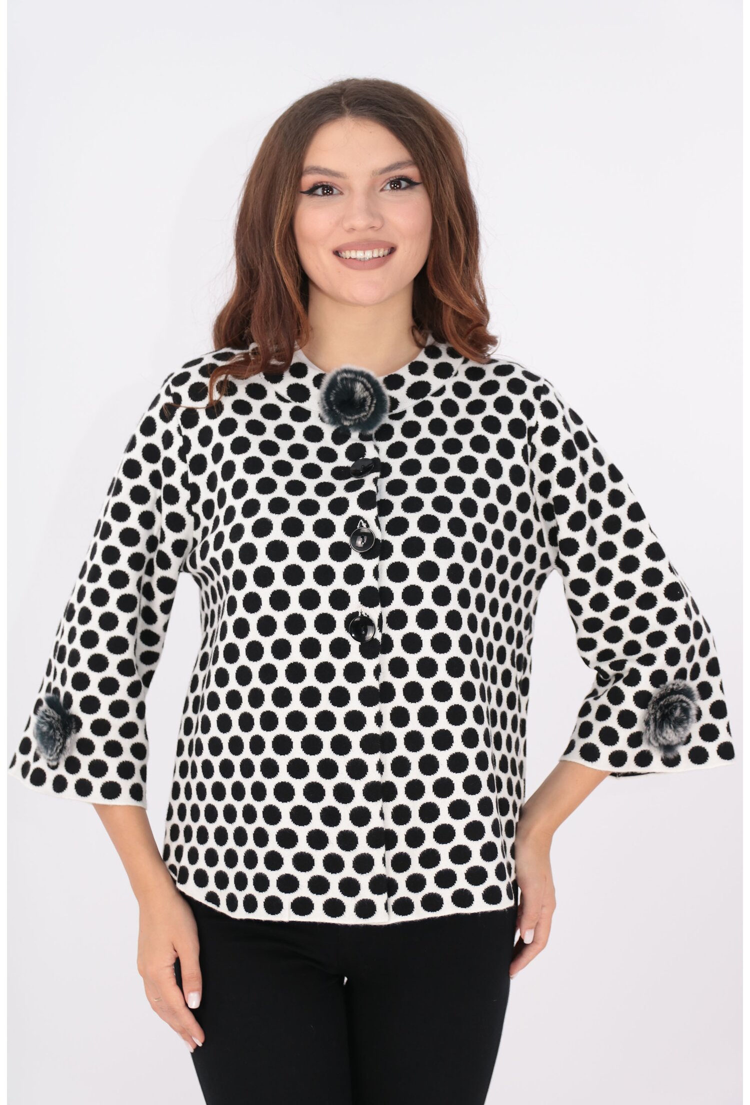 Cardigan tricotat alb cu buline negre