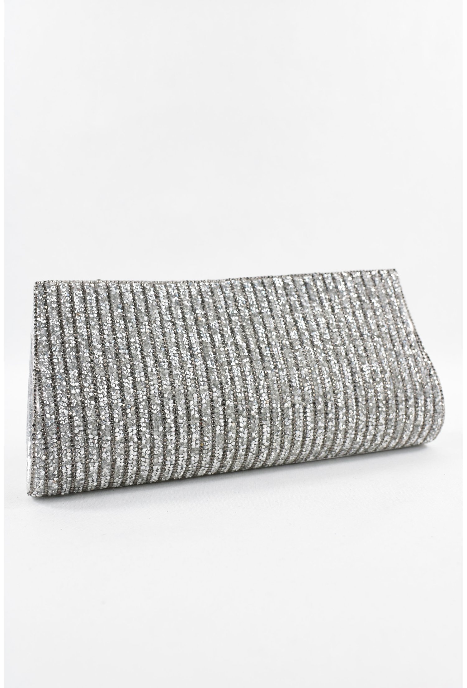 Clutch argintiu din material textil sidefat cu strasuri