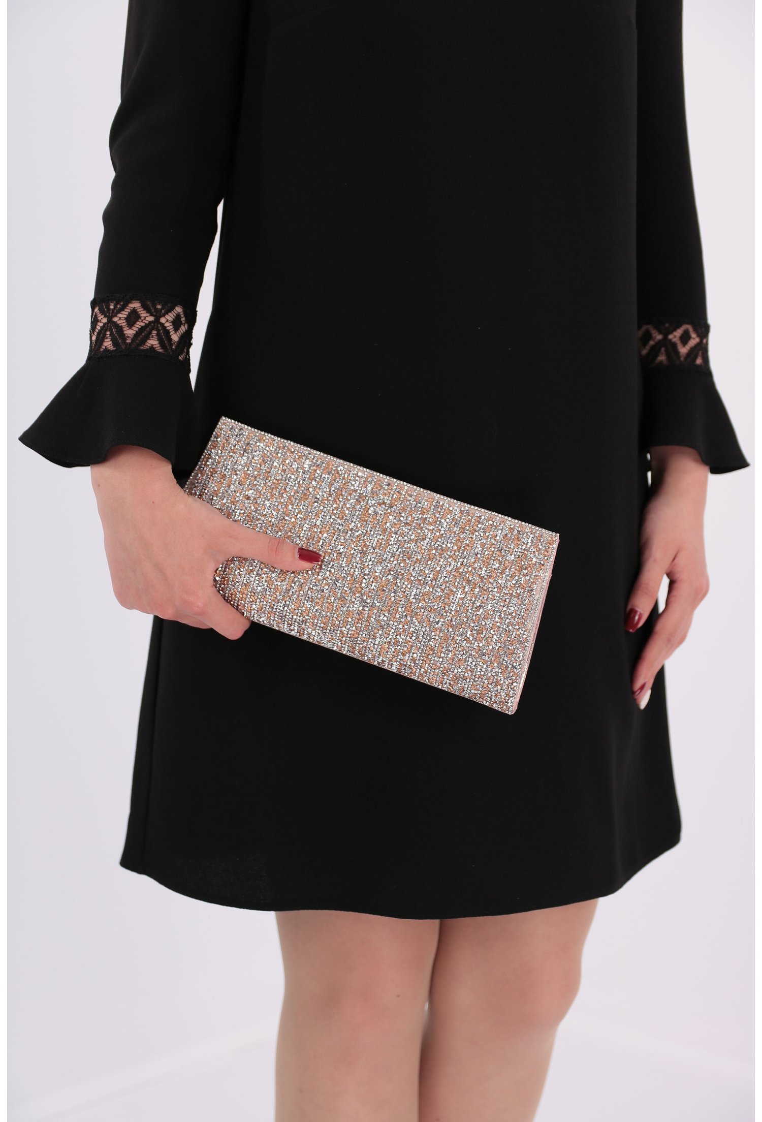 Clutch roz pudra din material textil sidefat cu strasuri