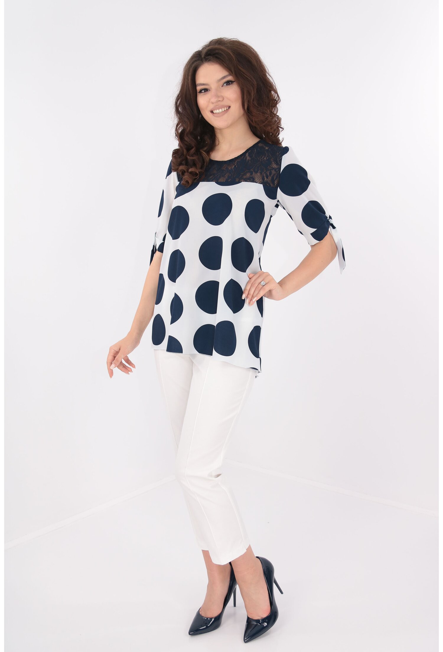 Costum bluza alba cu buline bleumarin si pantaloni albi