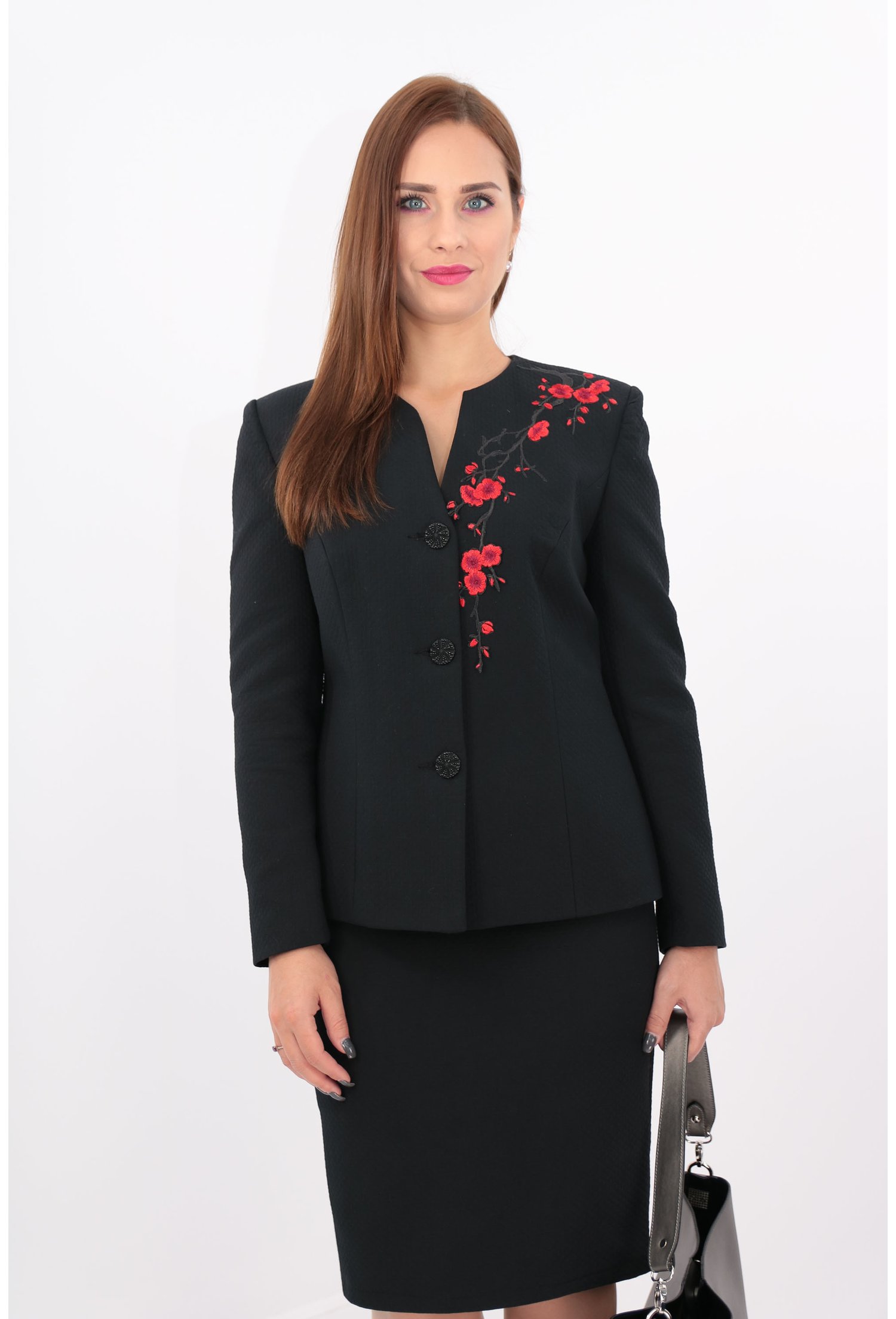 Costum negru cu broderie