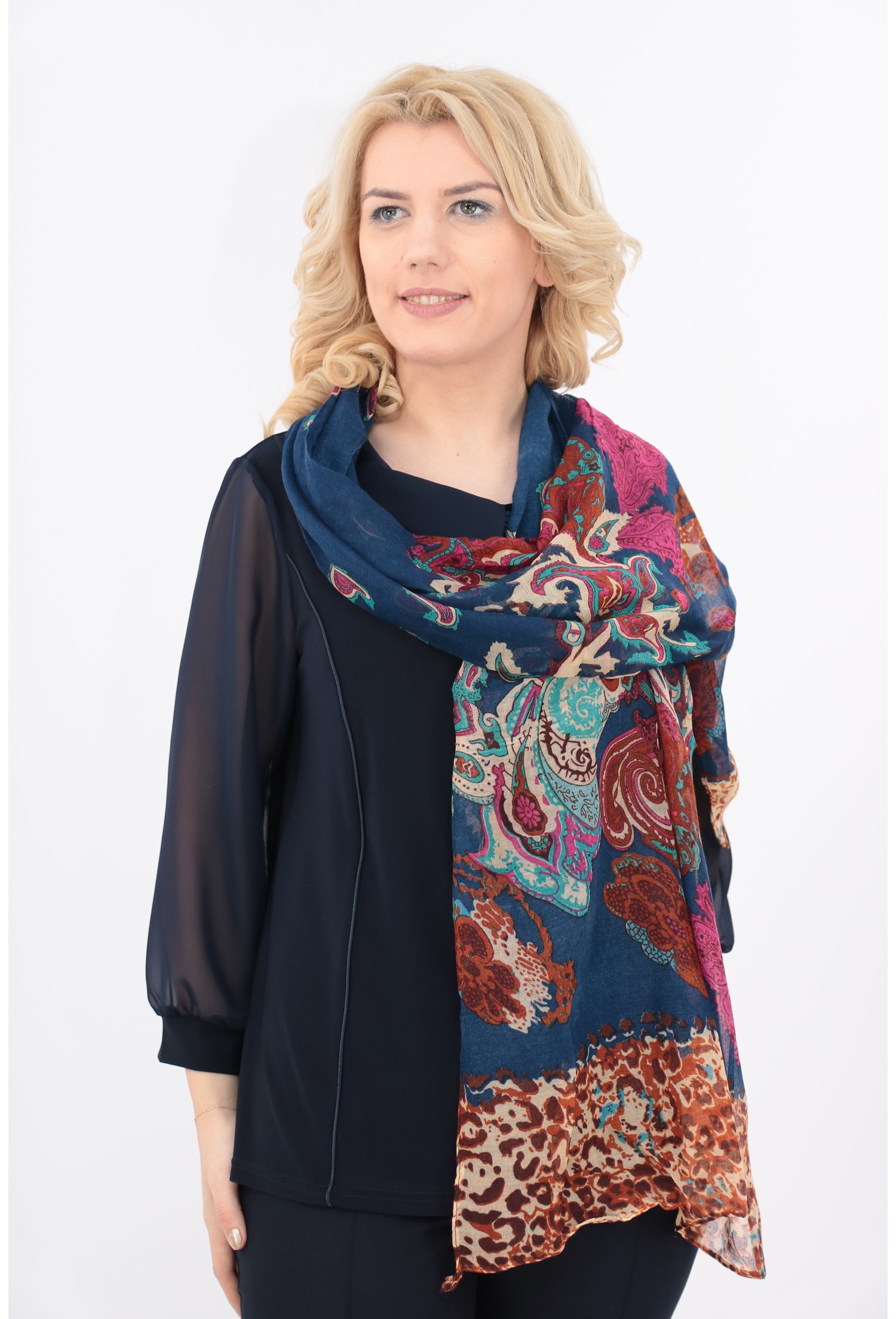 Esarfa albastra cu print floral bordurat