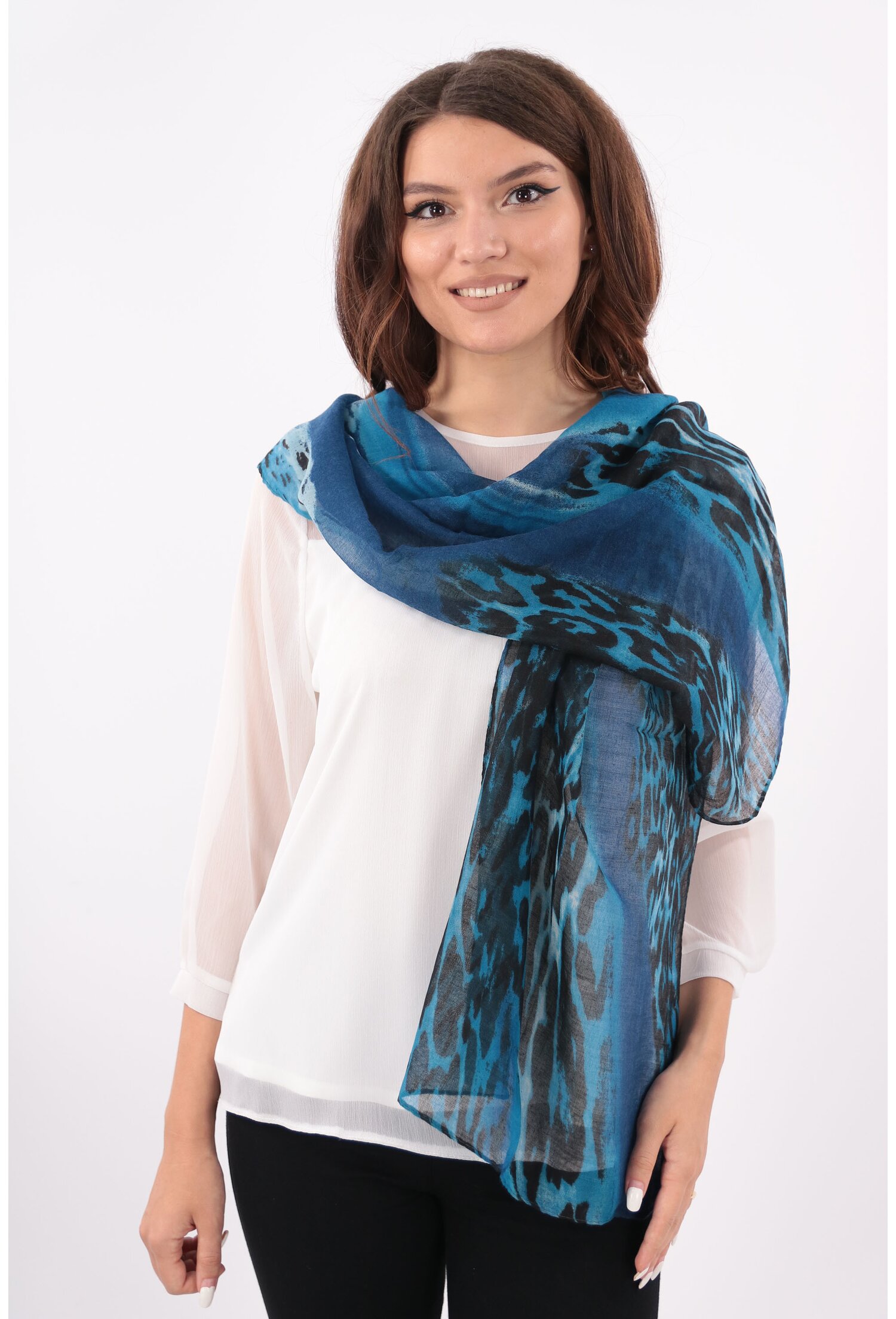 Esarfa albastra in degrade cu desen animal print