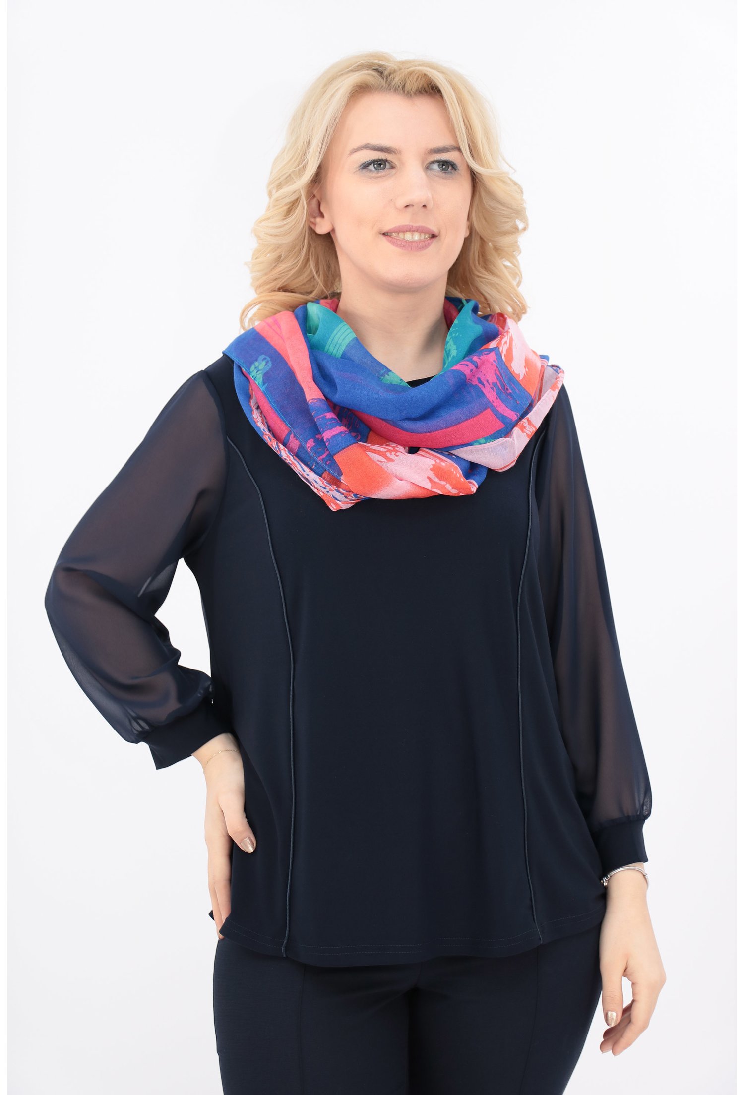 Esarfa fina circulara albastra cu desen geometric multicolor