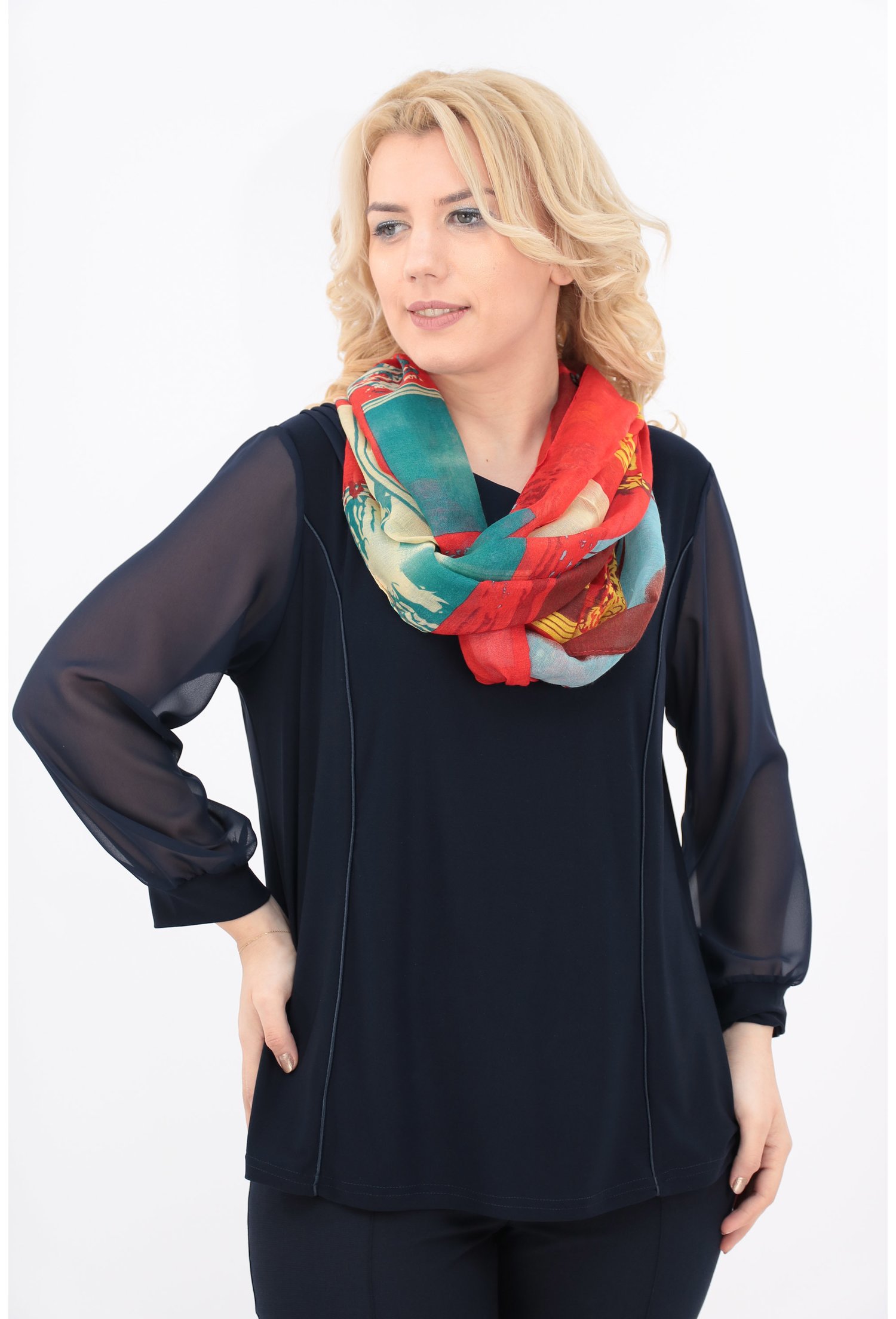 Esarfa fina circulara rosie cu desen multicolor geometric