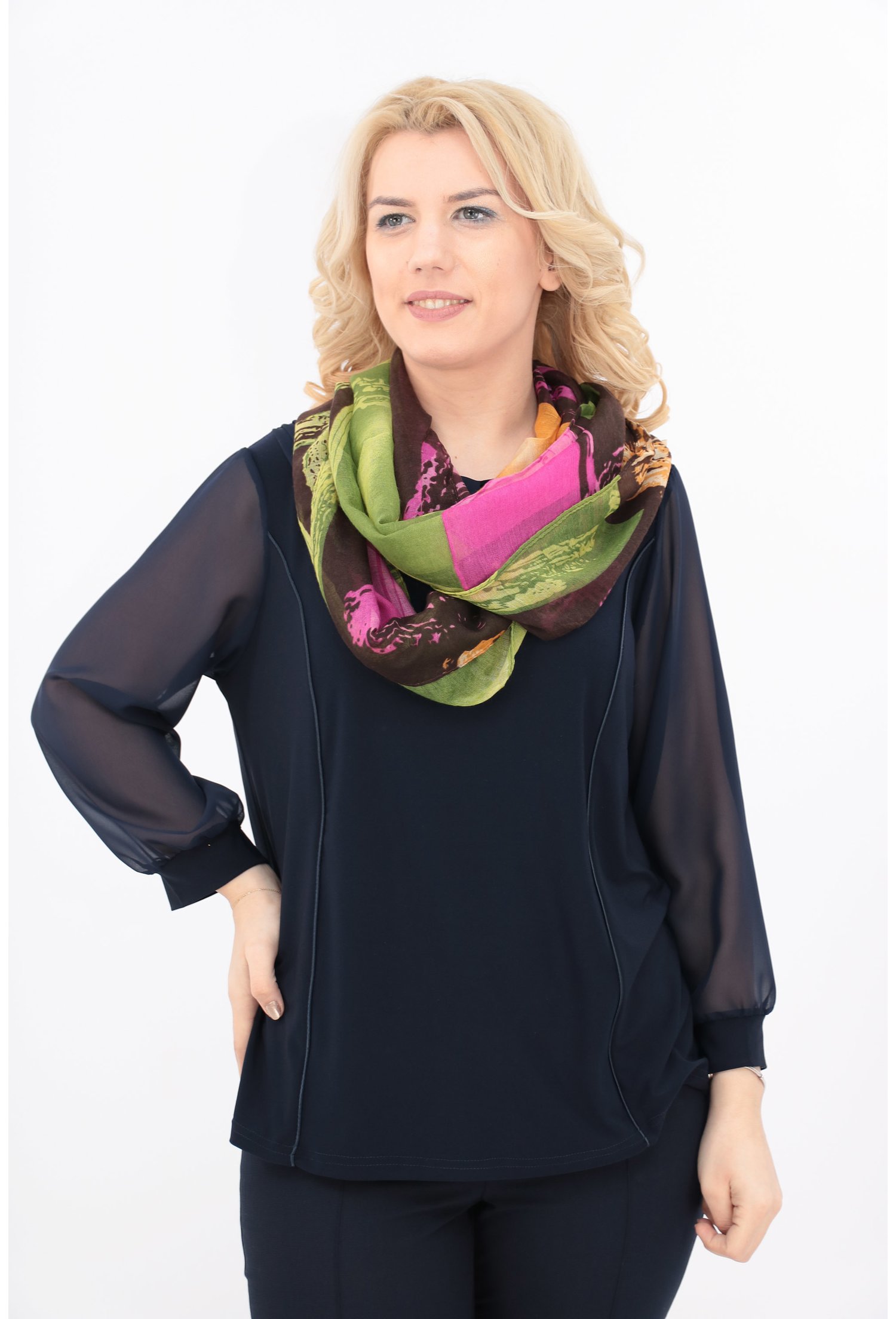 Esarfa fina circulara verde cu desen geometric multicolor