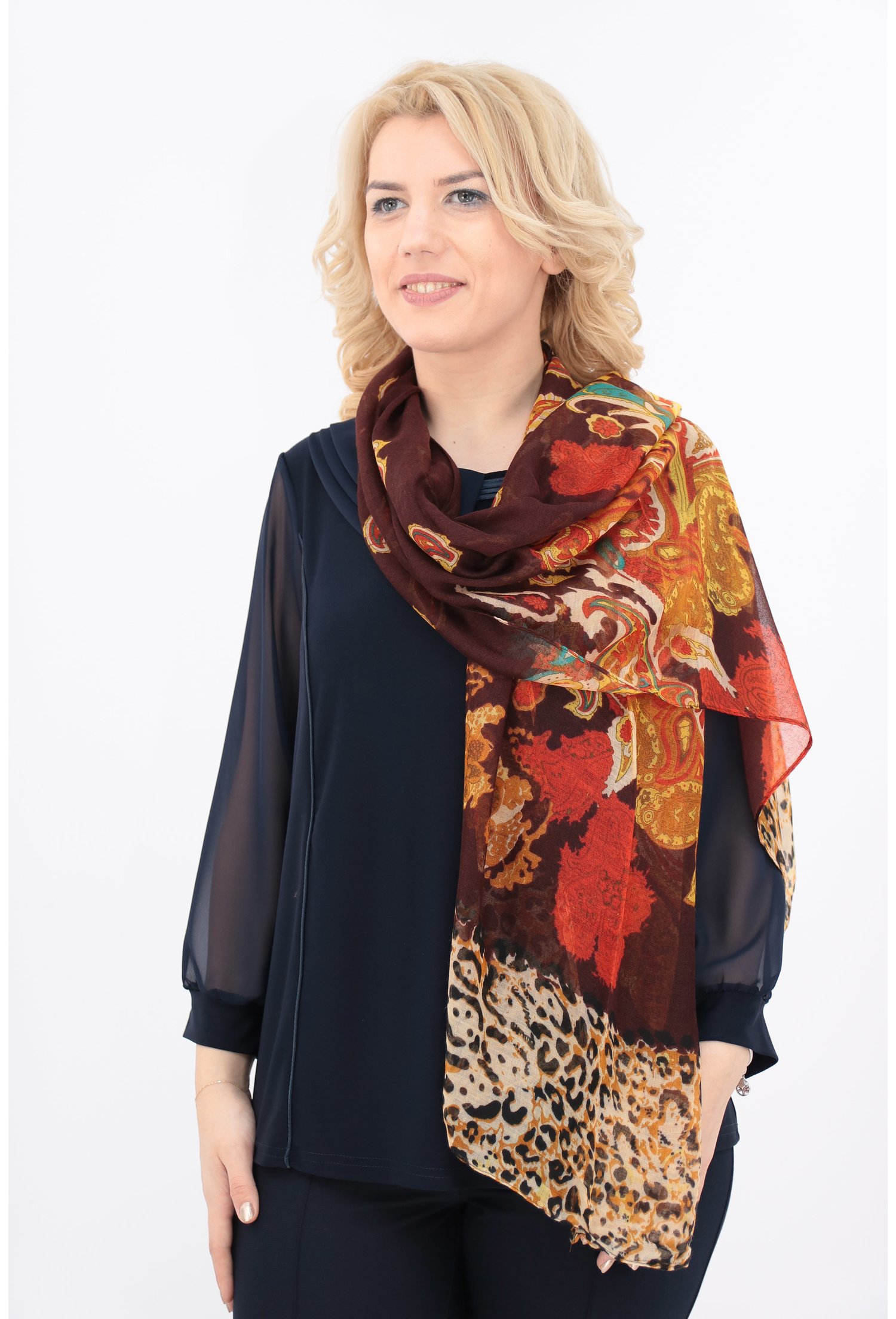 Esarfa fina maro cu print floral bordurat