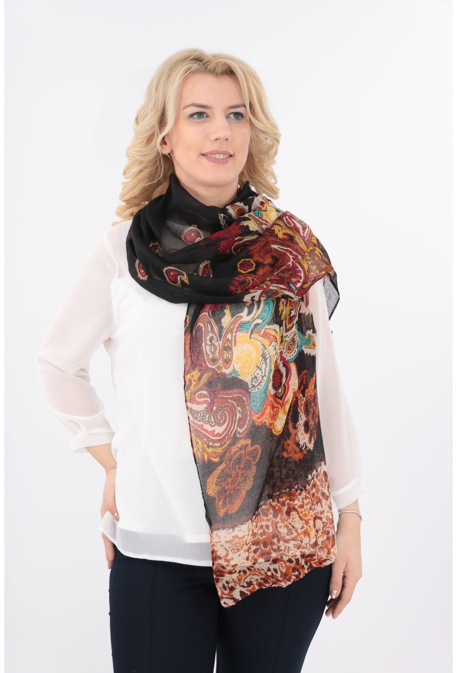 Esarfa fina neagra cu print floral bordurat
