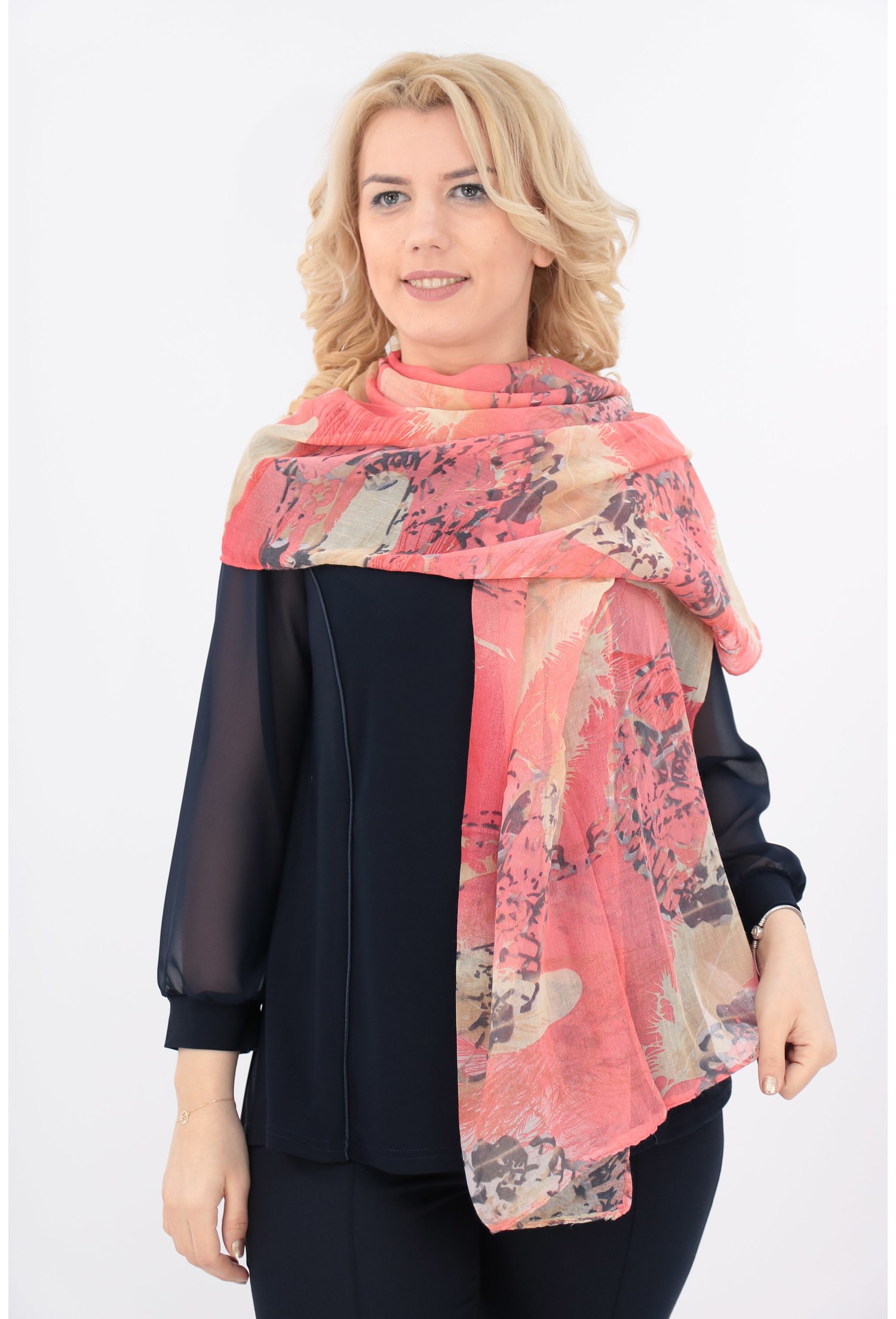 Esarfa fina roz cu print abstract