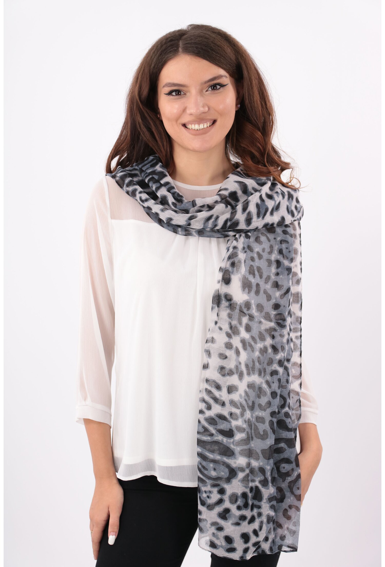 Esarfa gri-alba cu desen animal print