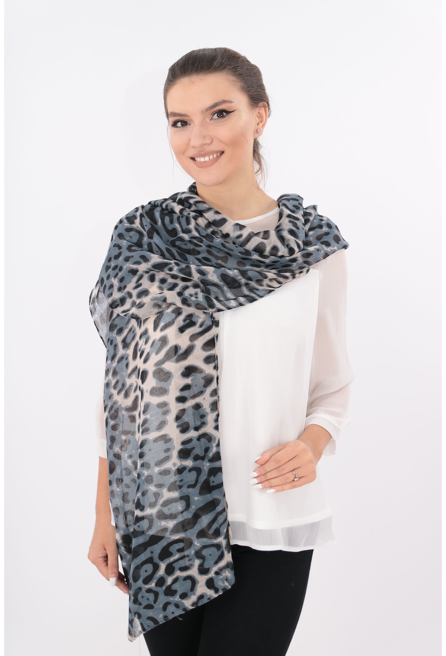 Esarfa gri-bej cu desen animal print