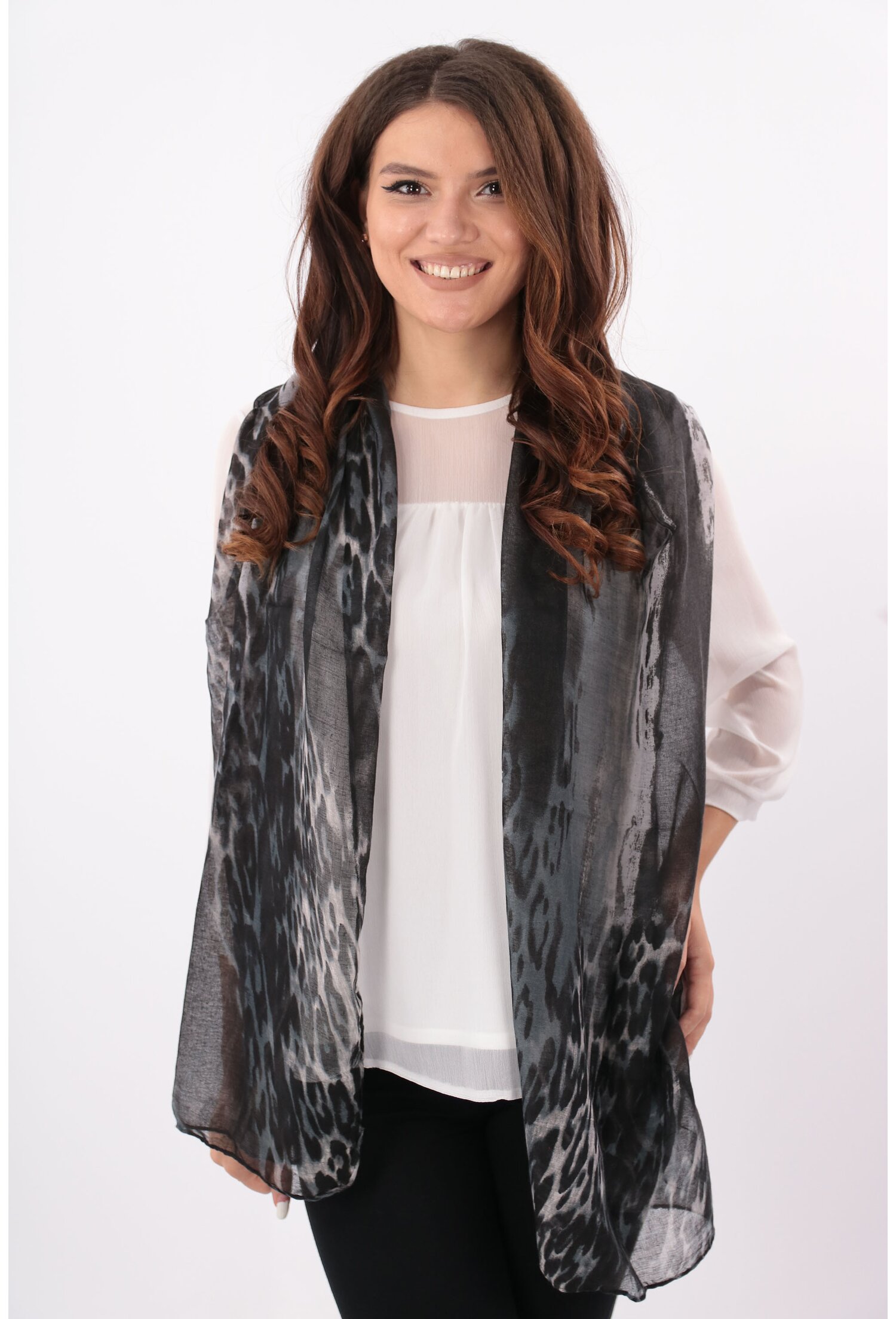 Esarfa gri in degrade cu desen animal print