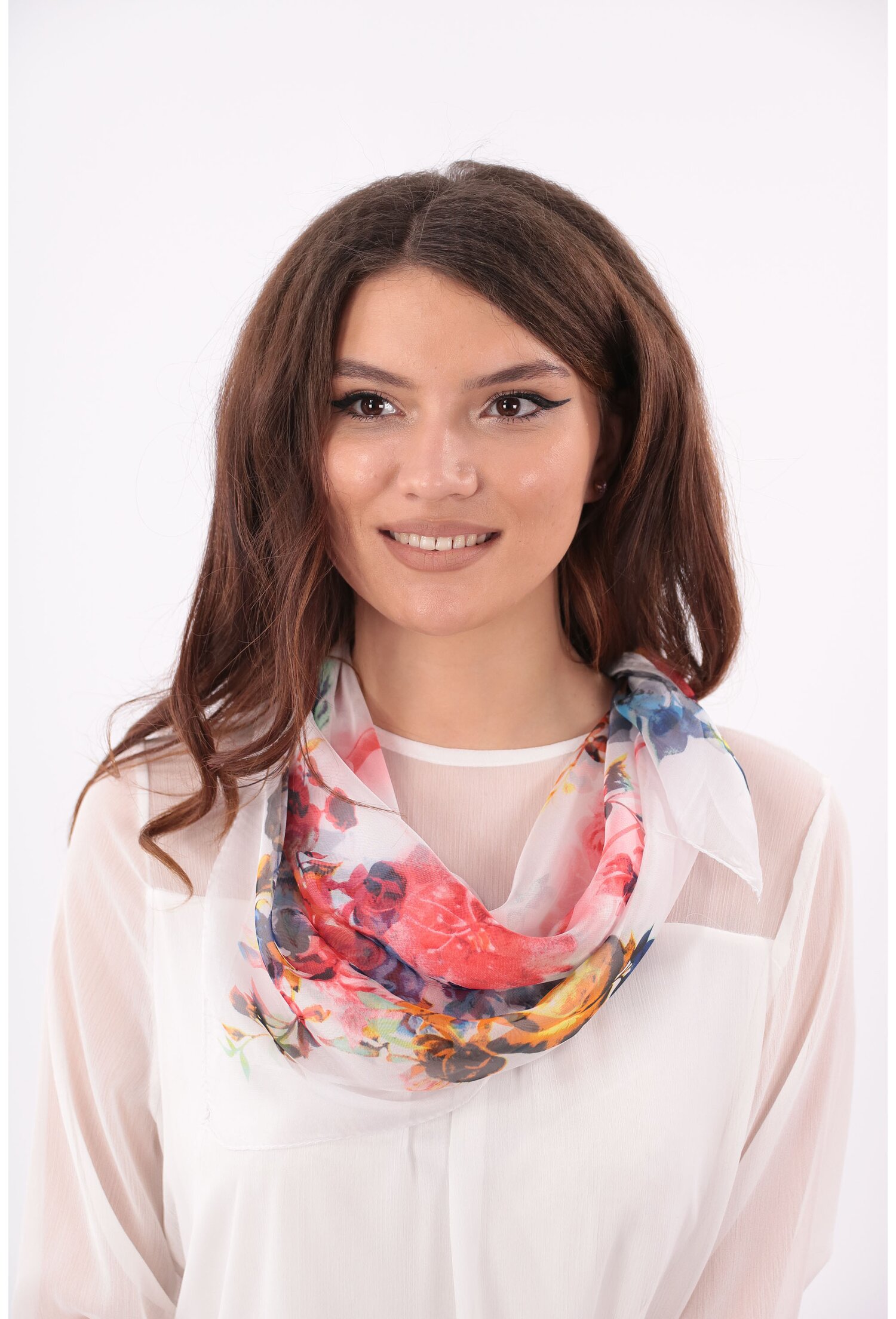 Esarfa patrata alba cu desen floral multicolor din matase naturala
