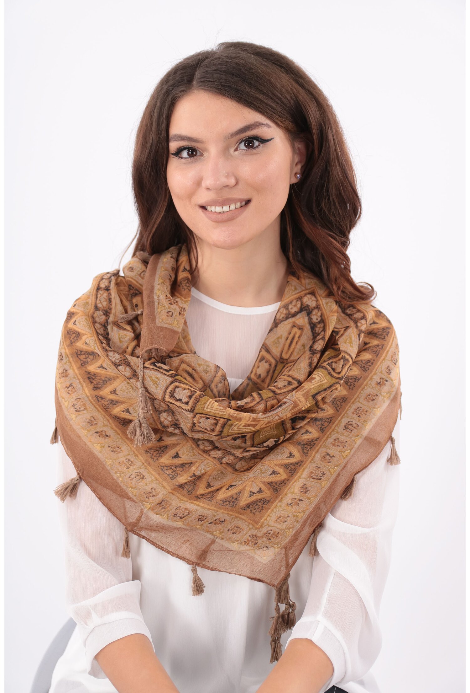 Esarfa patrata bej cu desen geometric