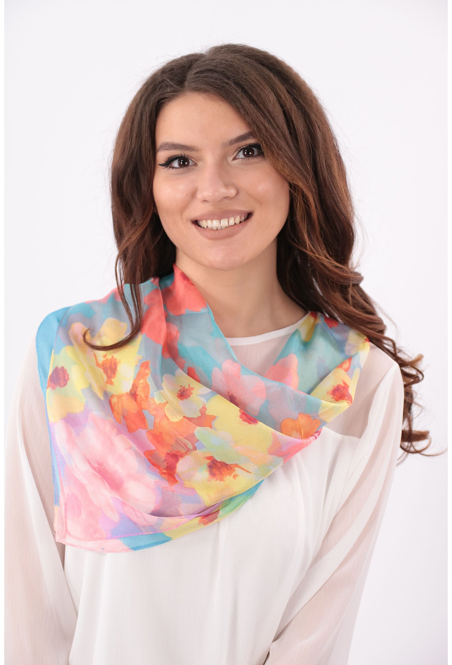 Esarfa patrata bleu cu desen floral mulicolor din matase naturala