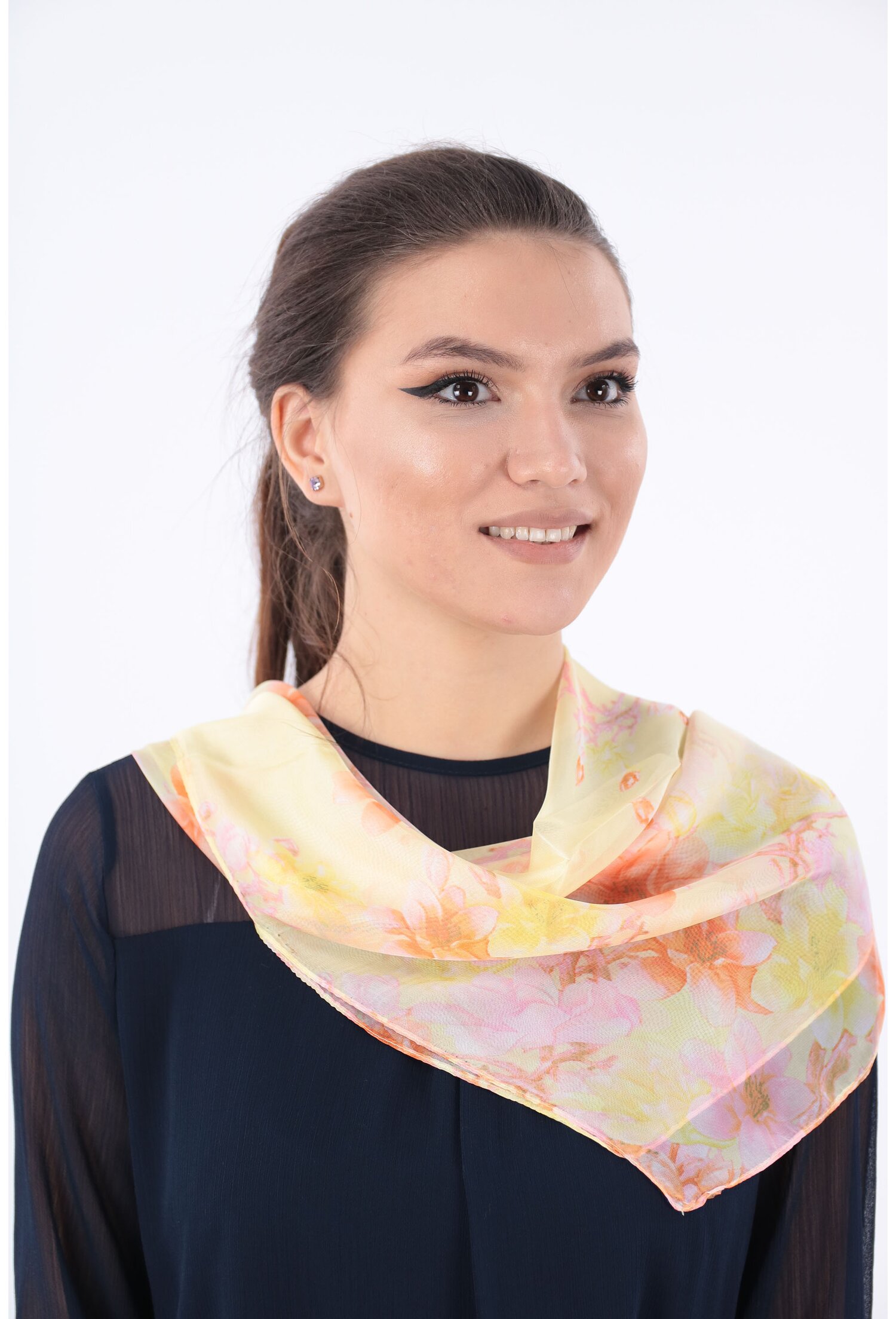Esarfa patrata galbena cu print floral din matase naturala