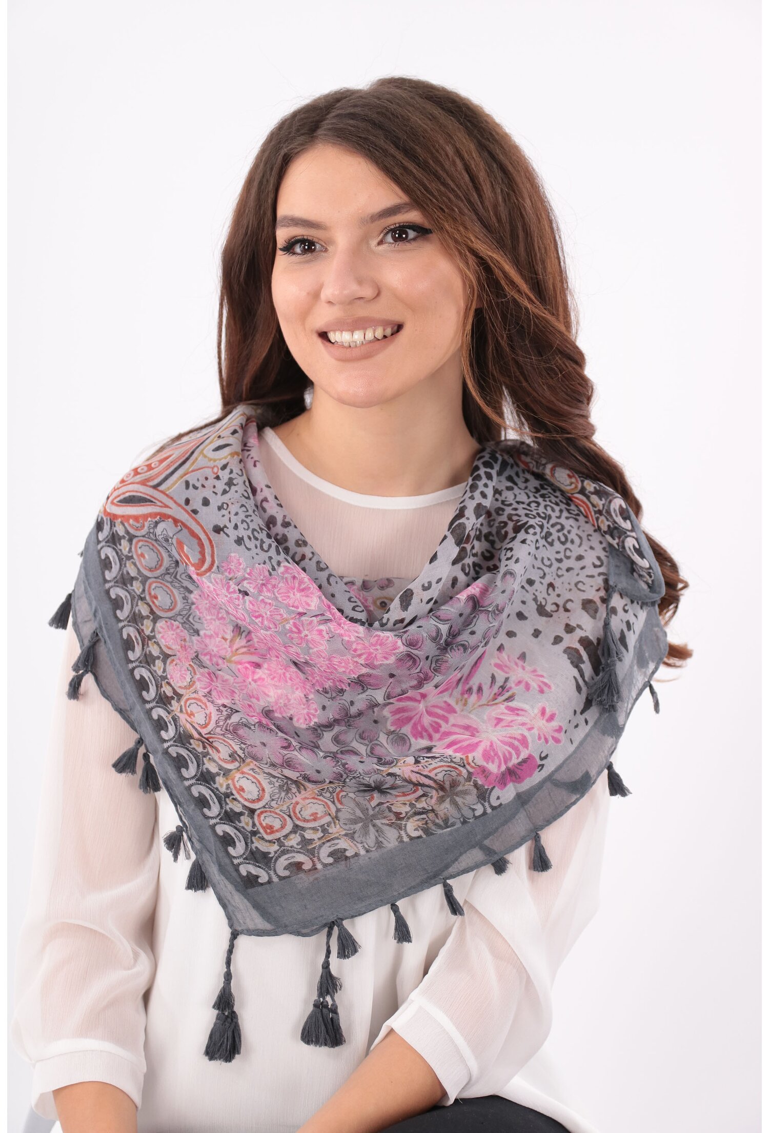 Esarfa patrata gri deschis cu animal print