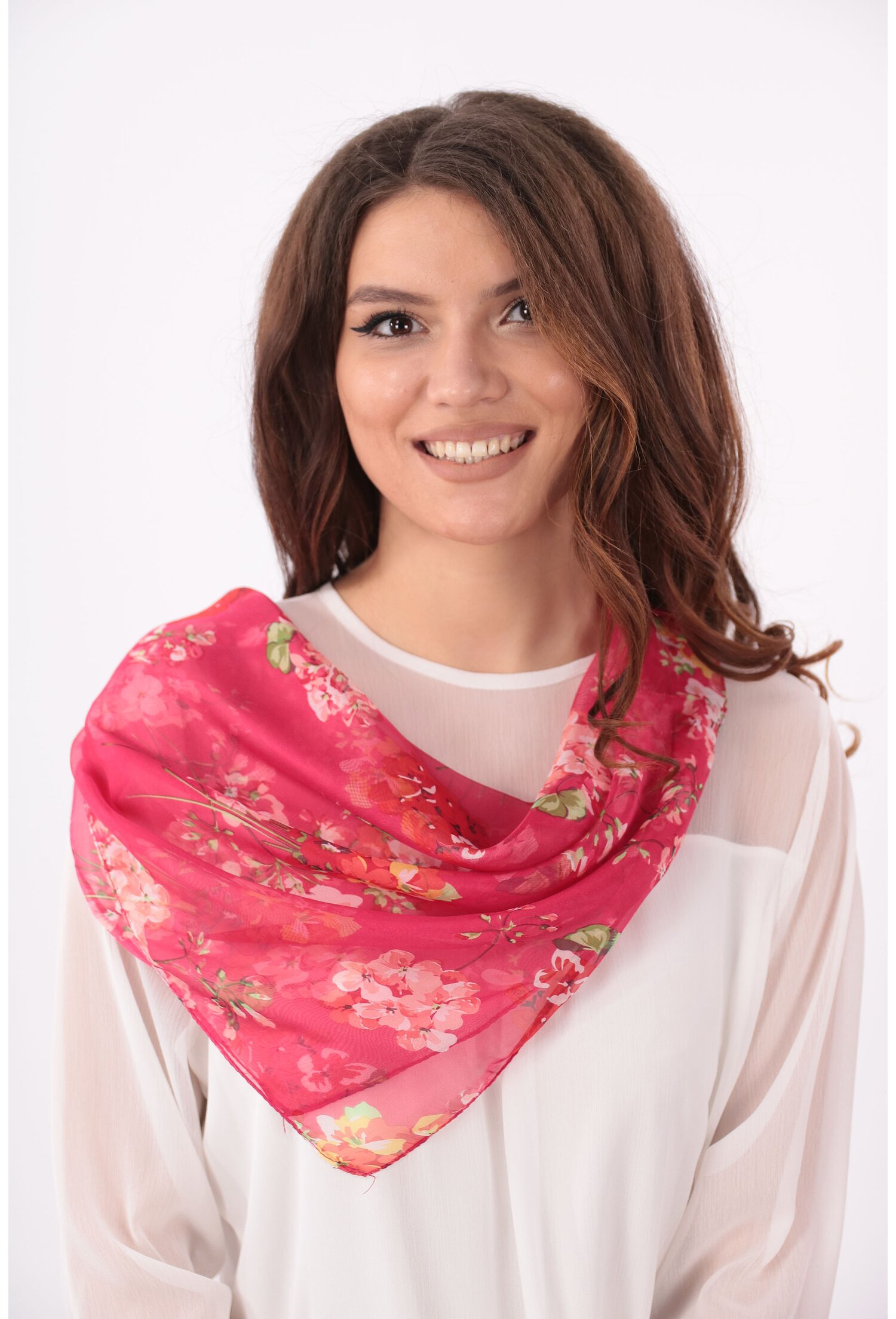 Esarfa patrata rosie cu desen floral roz din matase naturala