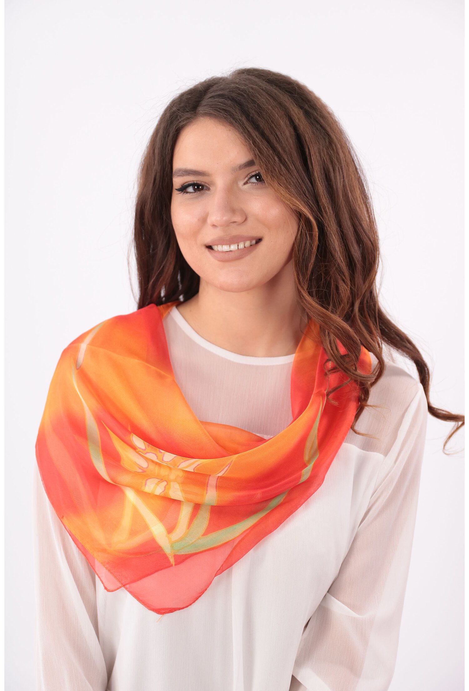 Esarfa patrata rosu-orange cu desen floral din matase naturala
