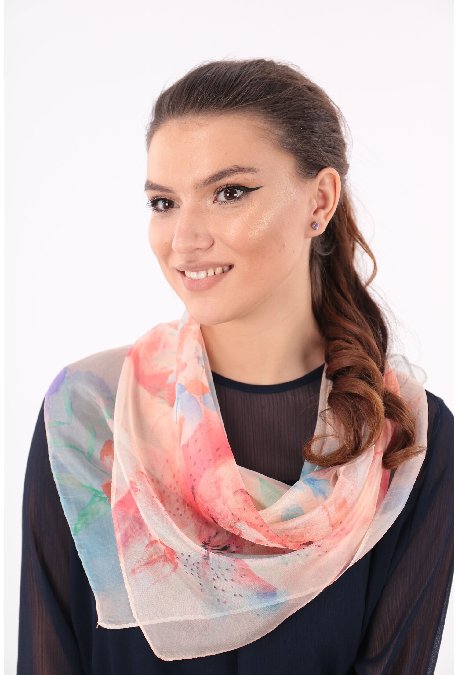 Esarfa patrata roz-piersica cu desen floral maxi din matase naturala