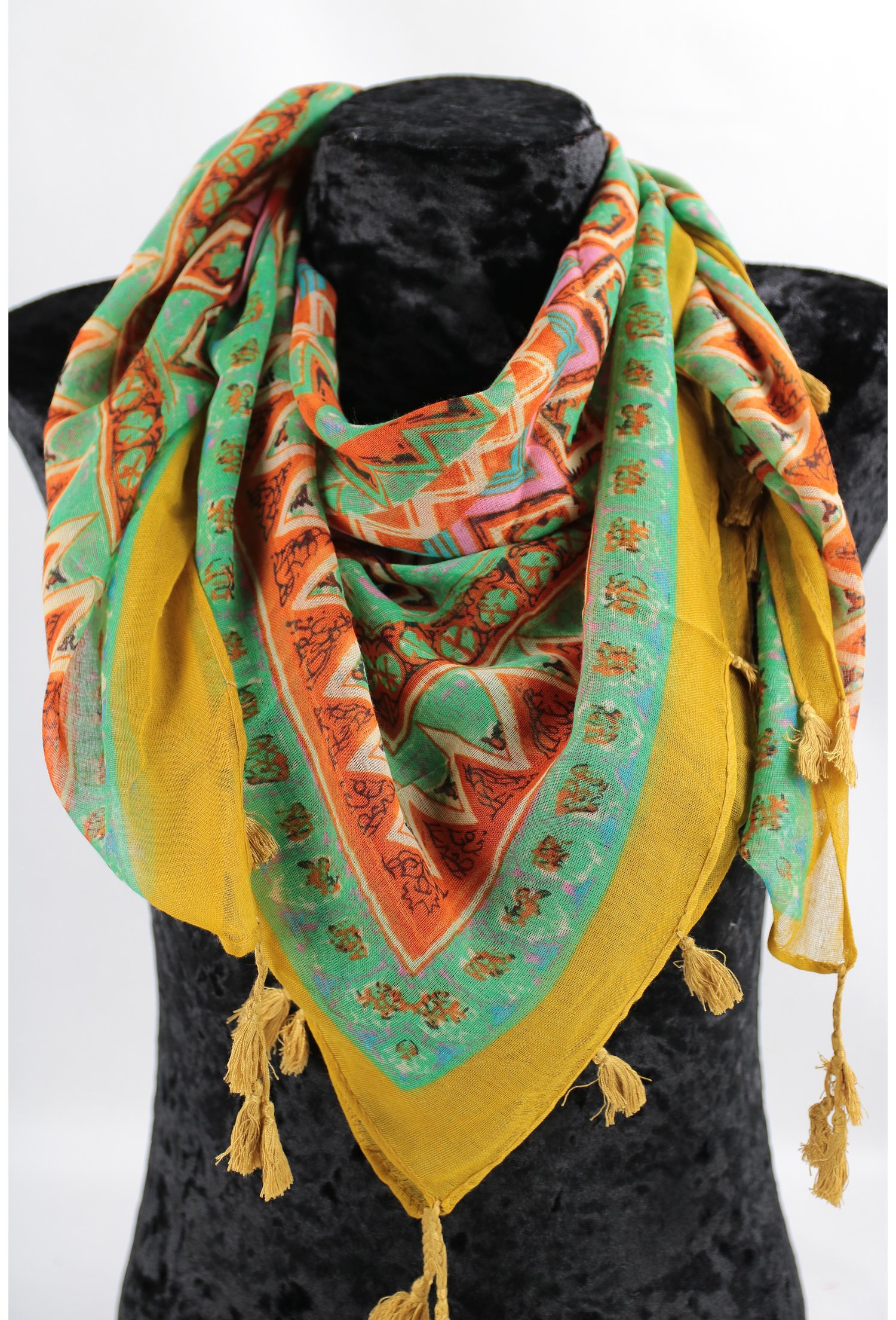Esarfa patrata verde cu desen geometric