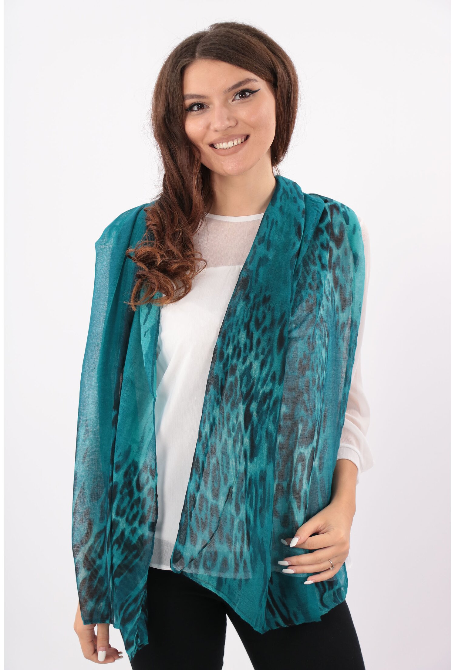Esarfa turcoaz in degrade cu desen animal print