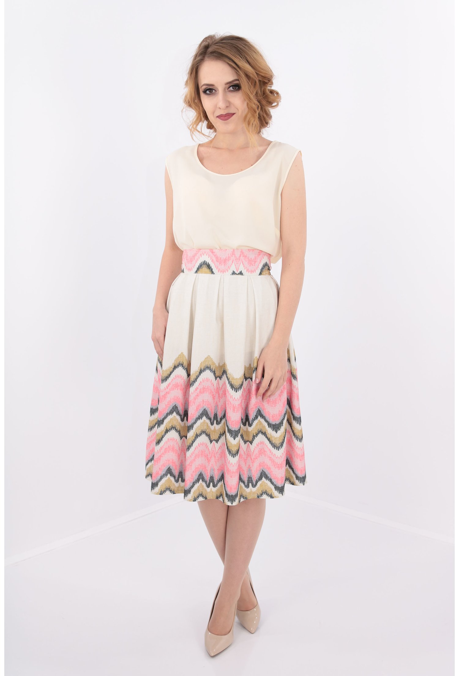 Fusta cu pliuri si print zig-zag roz