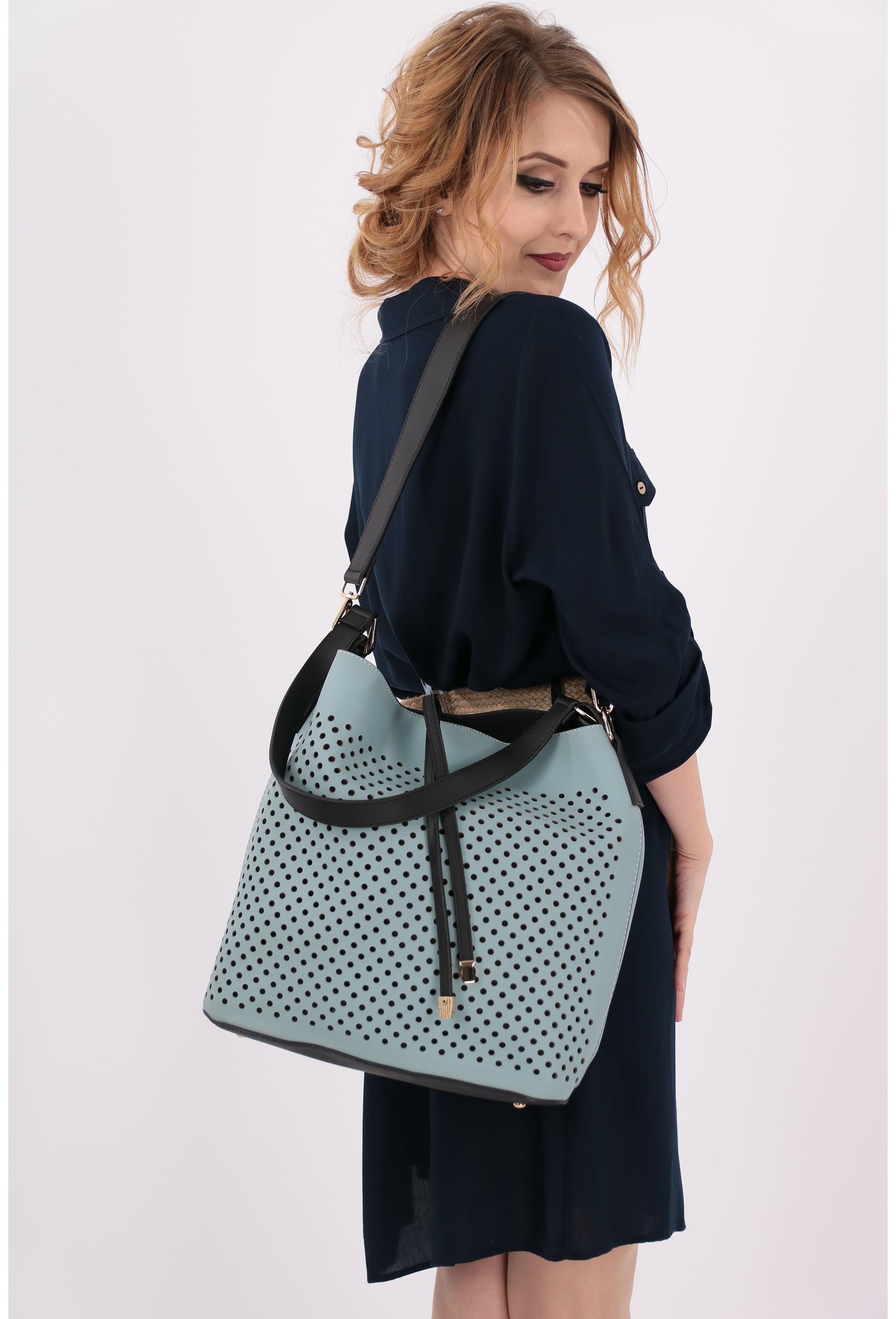 Geanta bleu perforata