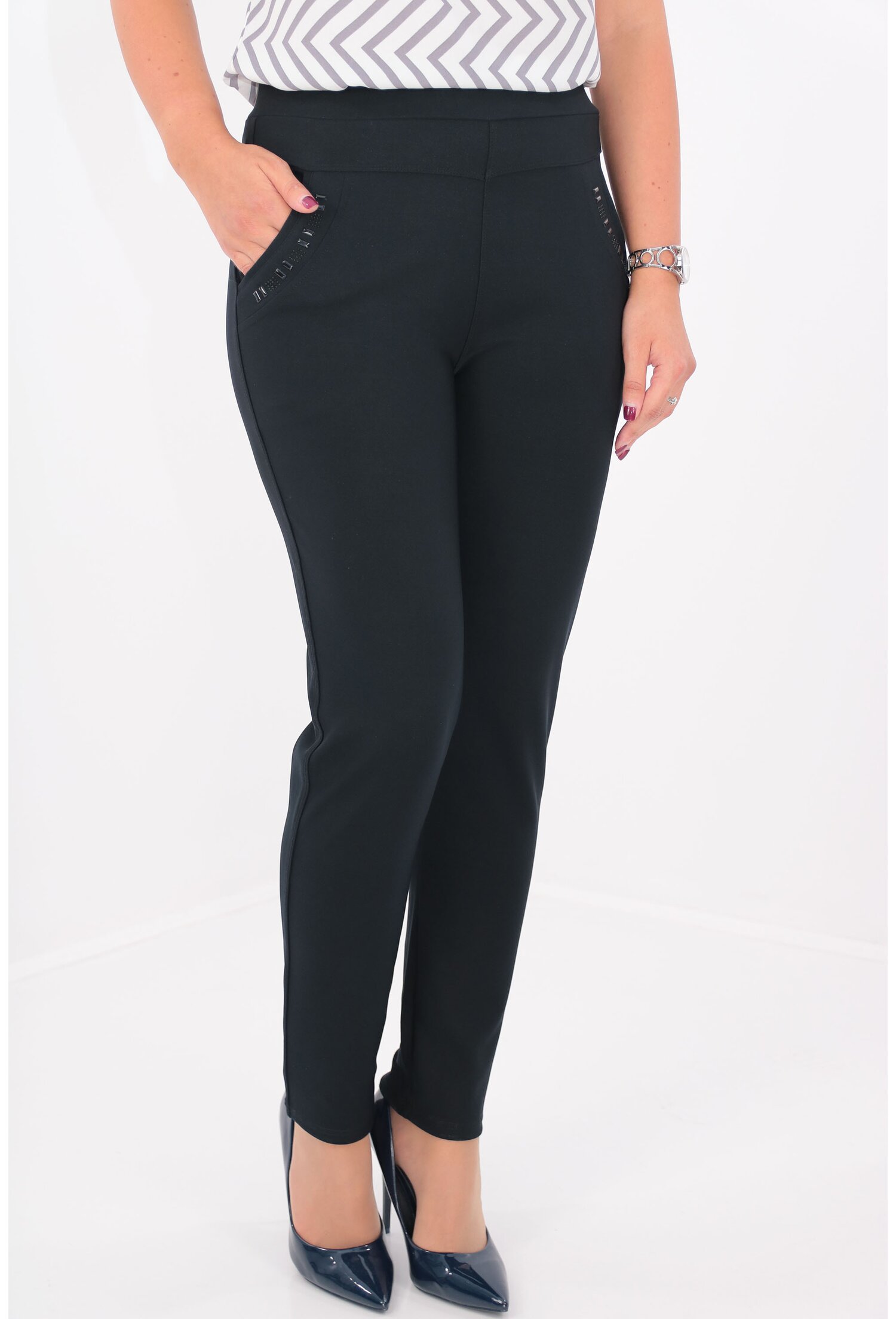 Pantaloni bleumarin cu buzunare si strasuri