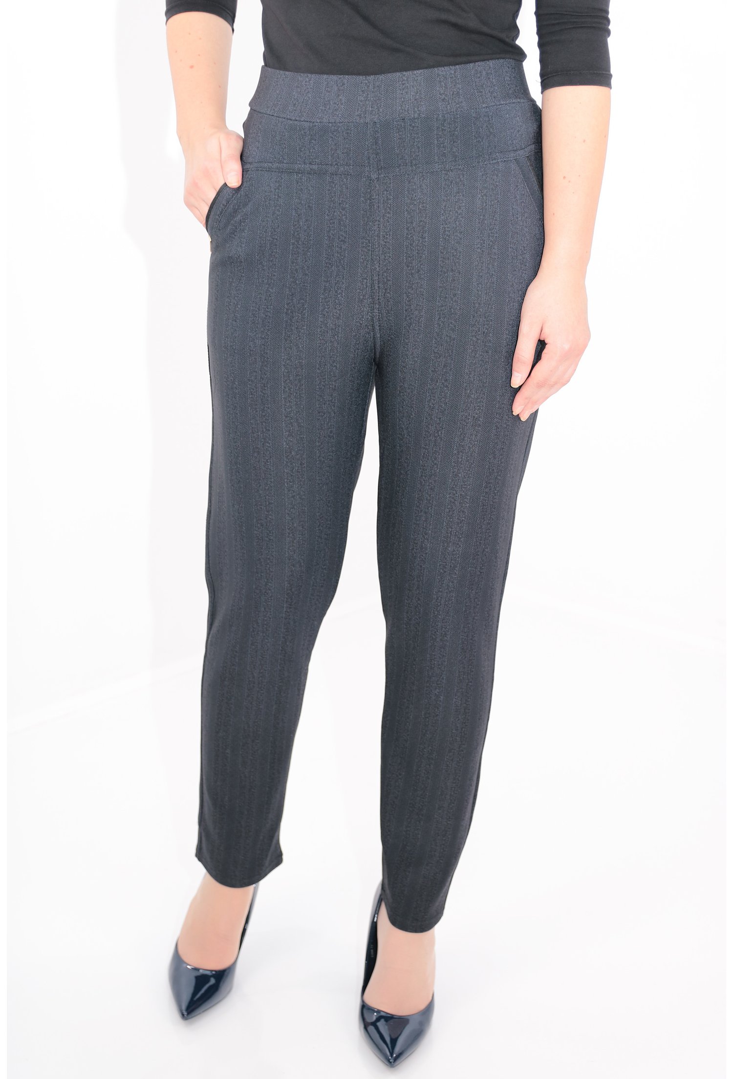 Pantaloni bleumarin cu dungi si model spic
