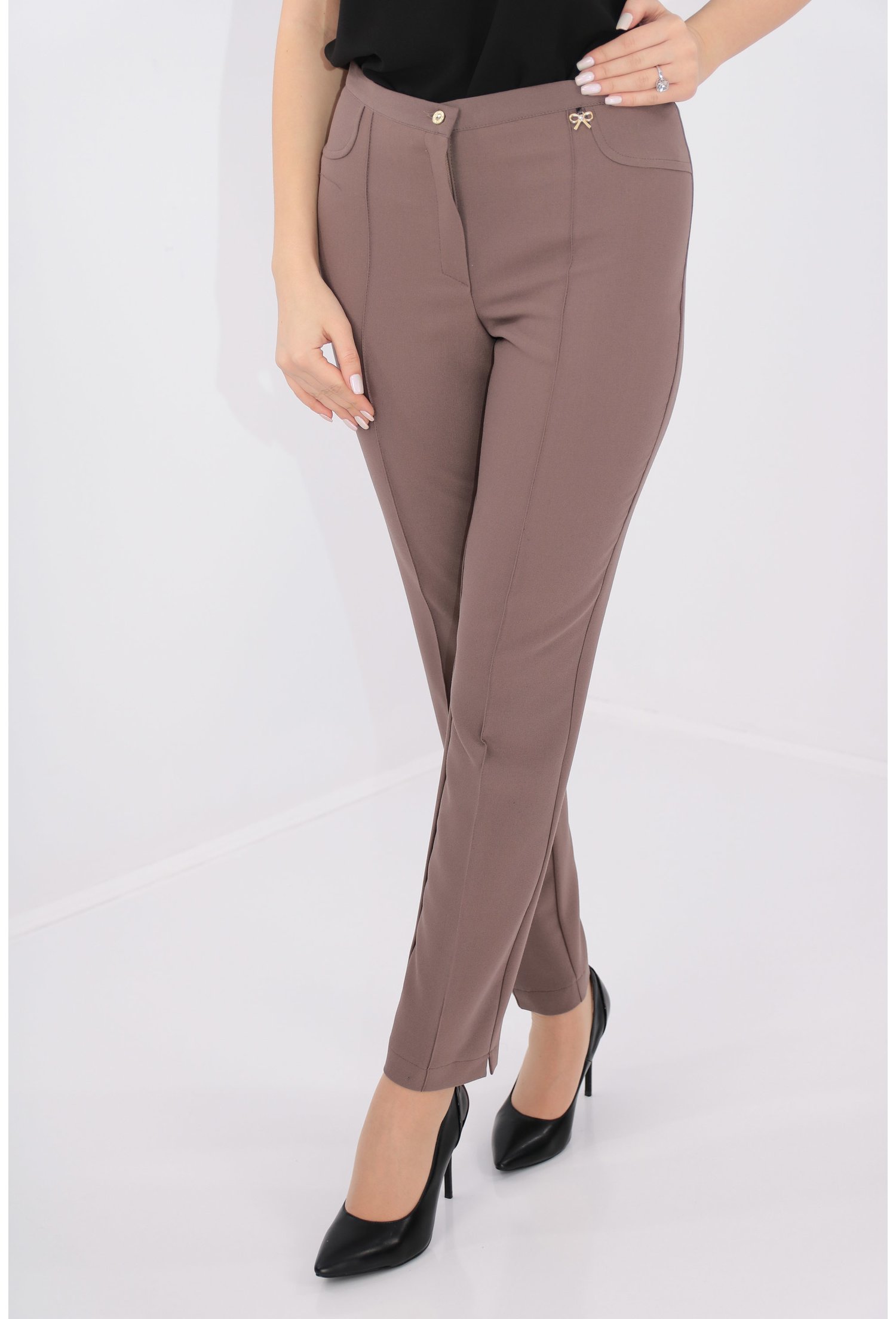 Pantaloni conici cafenii din stofa elastica