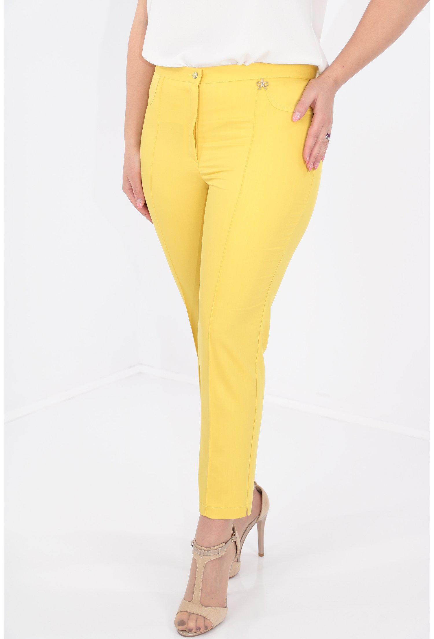 Pantaloni conici galbeni din bumbac satinat