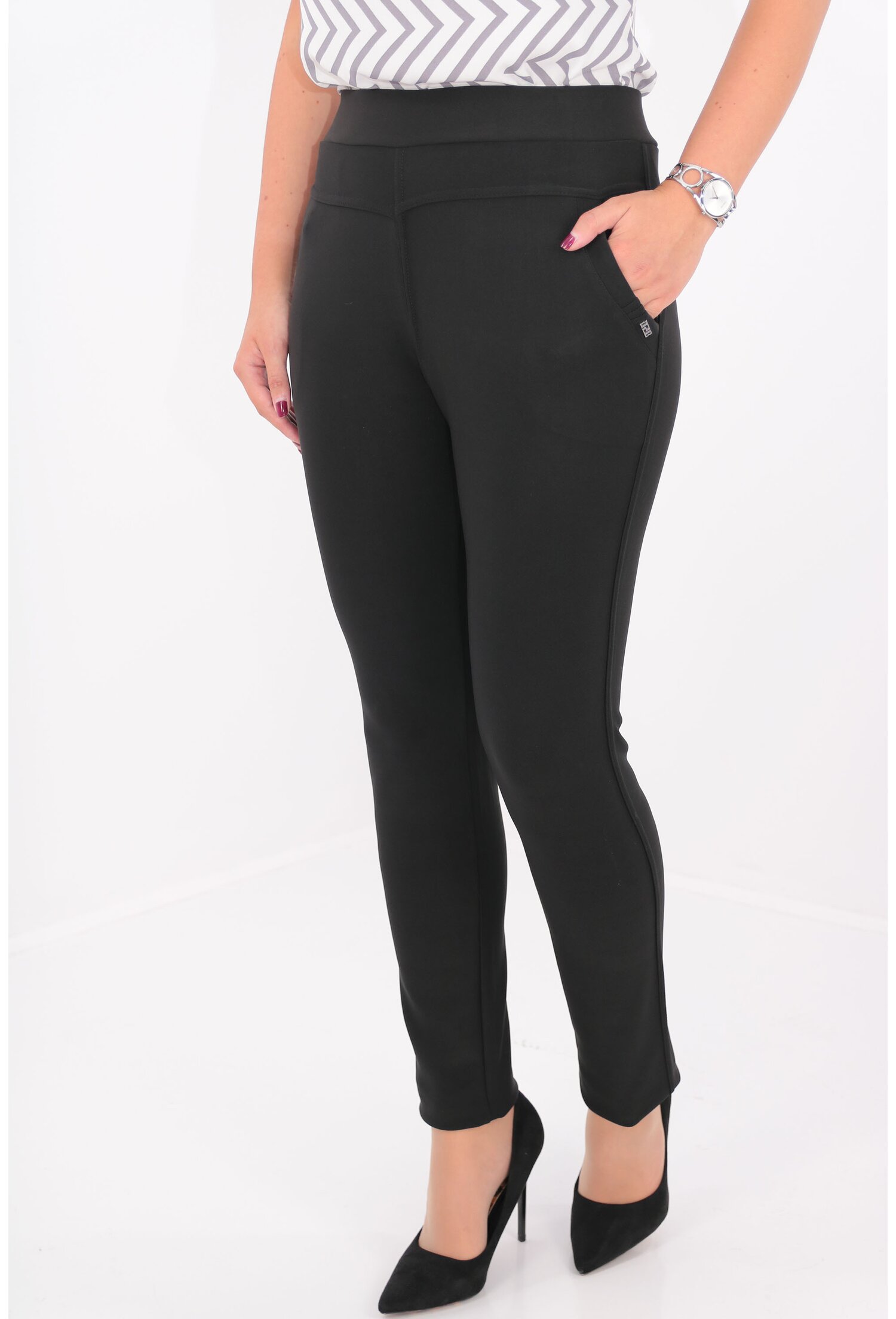 Pantaloni conici negri cu accesorii argintii la buzunare