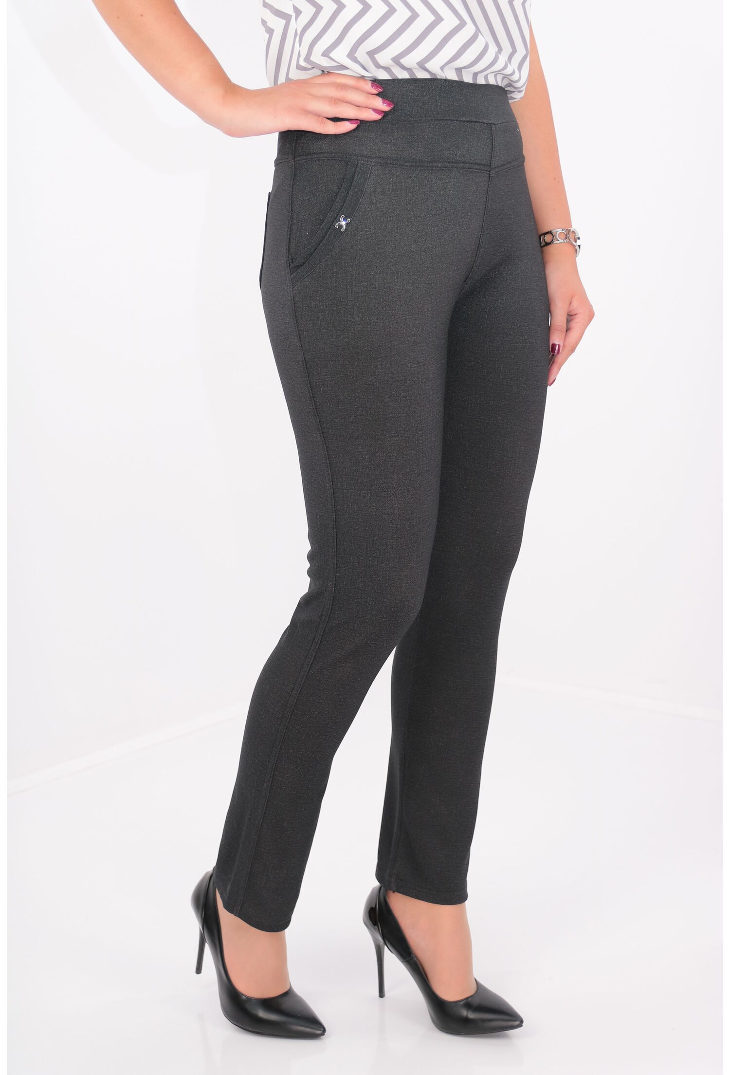 Pantaloni gri inchis cu buzunare