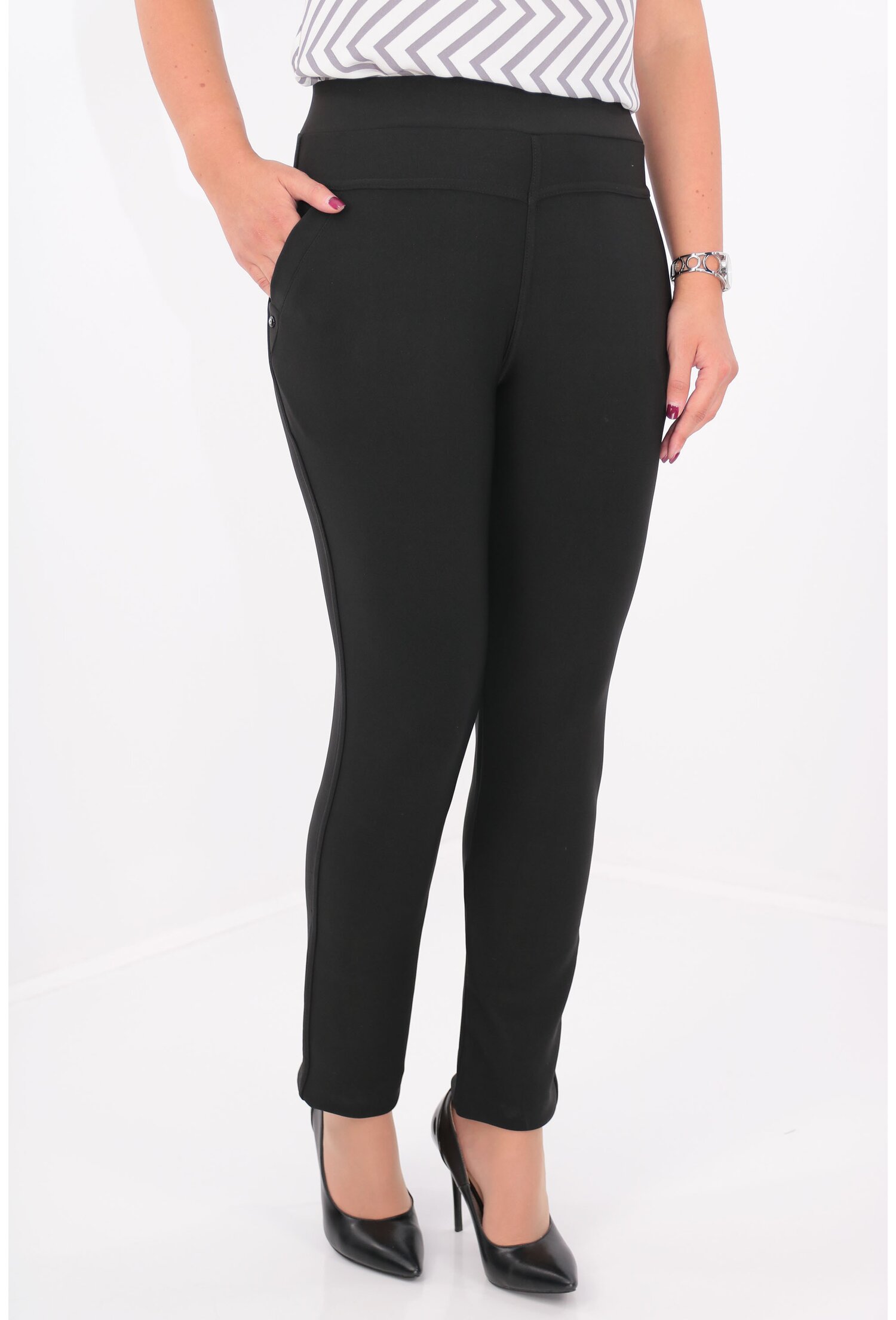 Pantaloni office negri cu buzunare si strasuri
