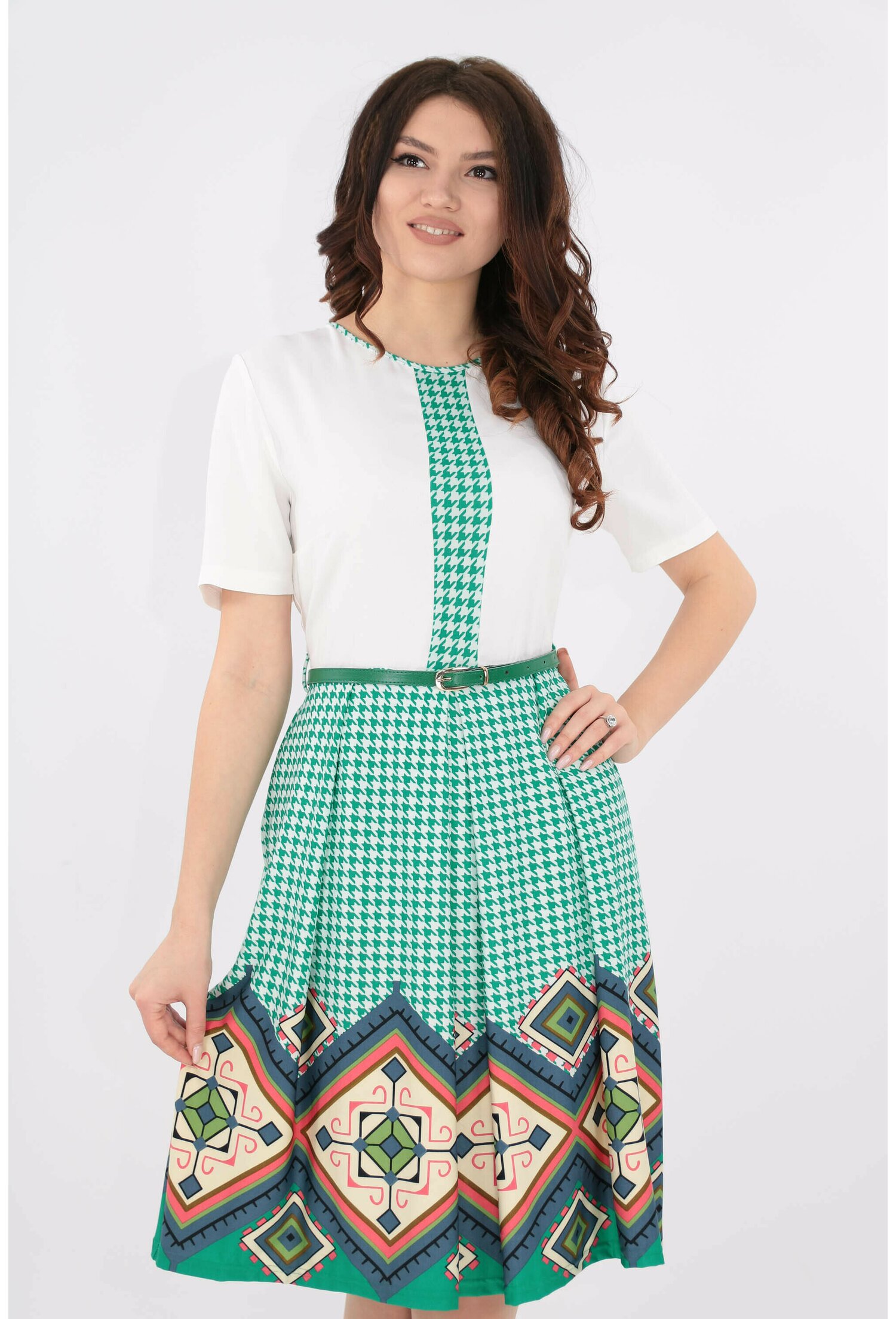 Rochie alba cu bordura geometrica