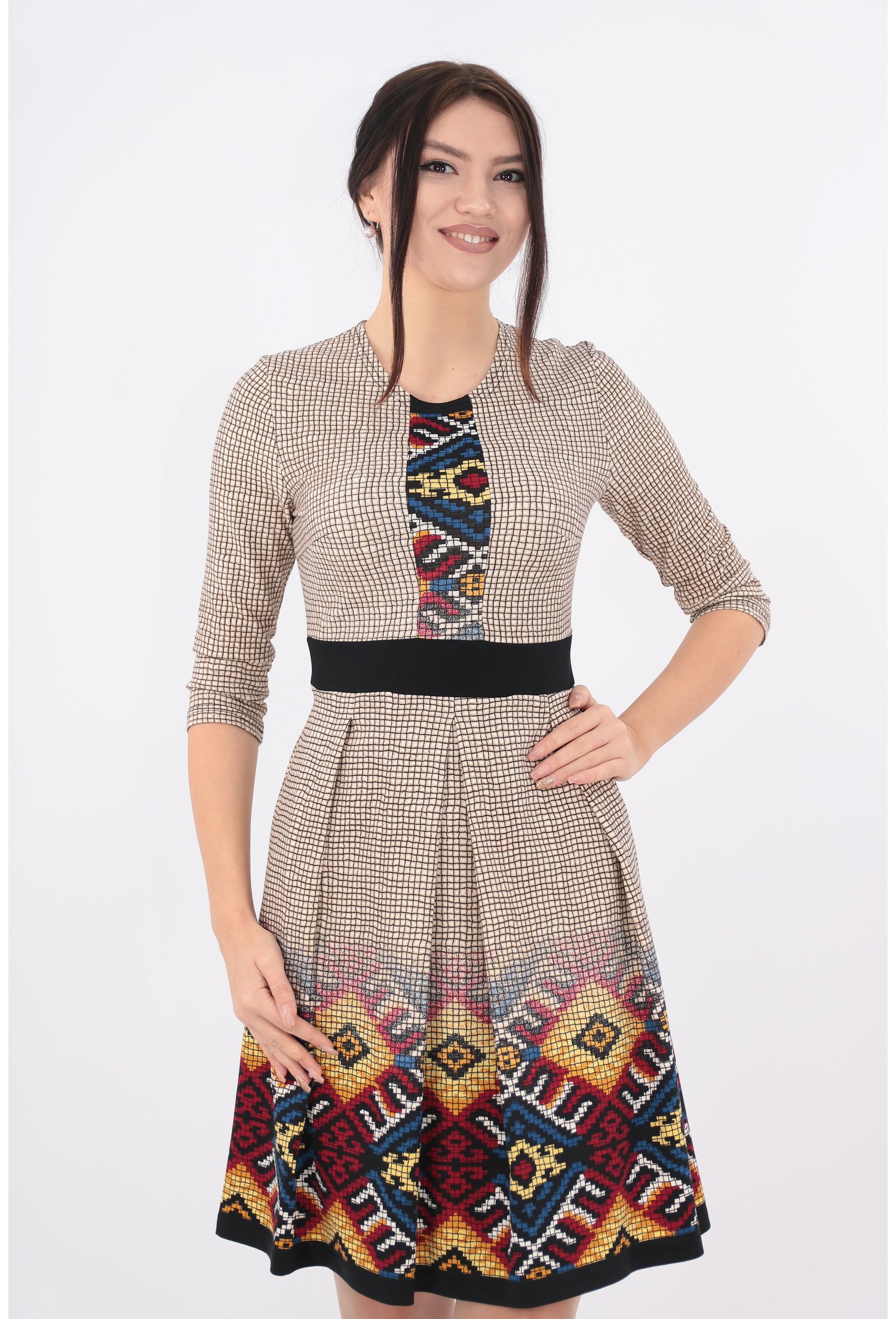 Rochie bej cu bordura geormetrica rosie-albastra