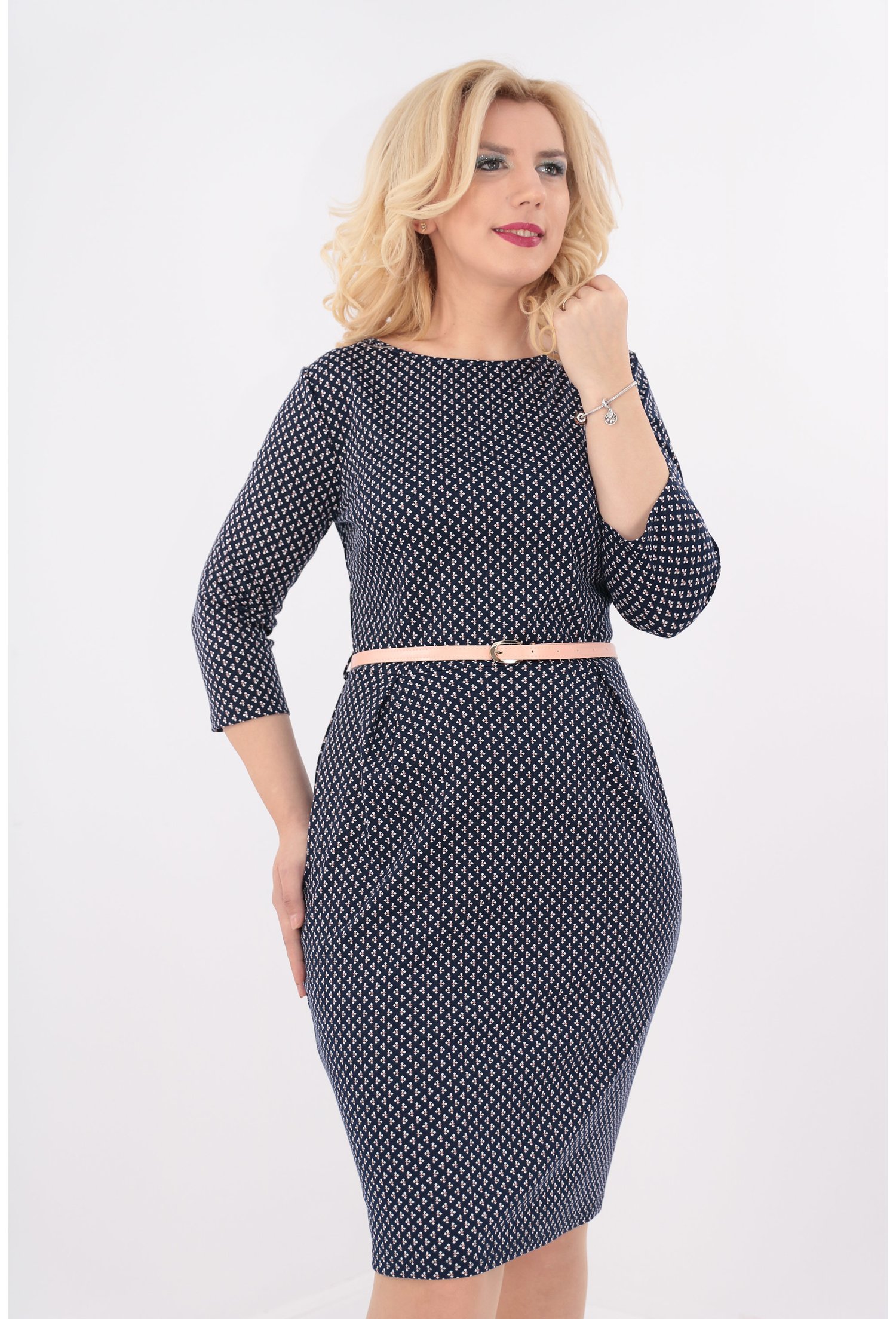 Rochie bleumarin cu falduri in talie