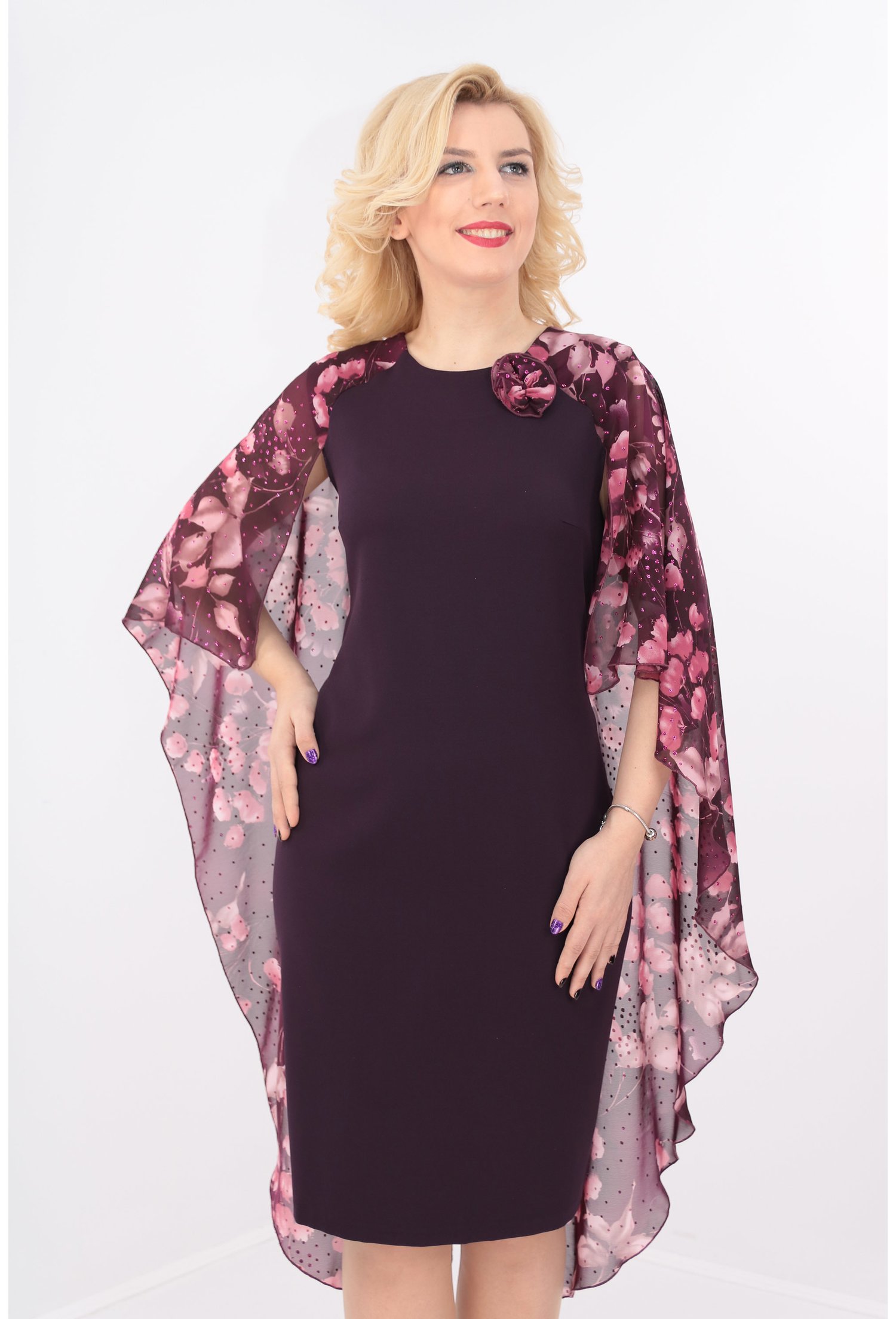 Rochie cambrata violet cu pelerina din voal