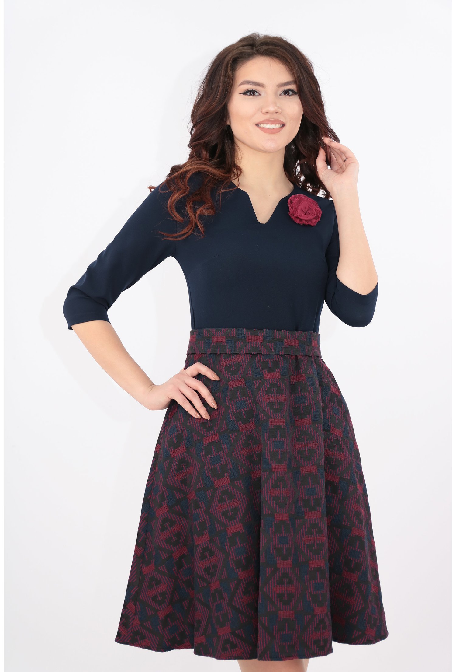 Rochie clos bleumarin cu brocard grena