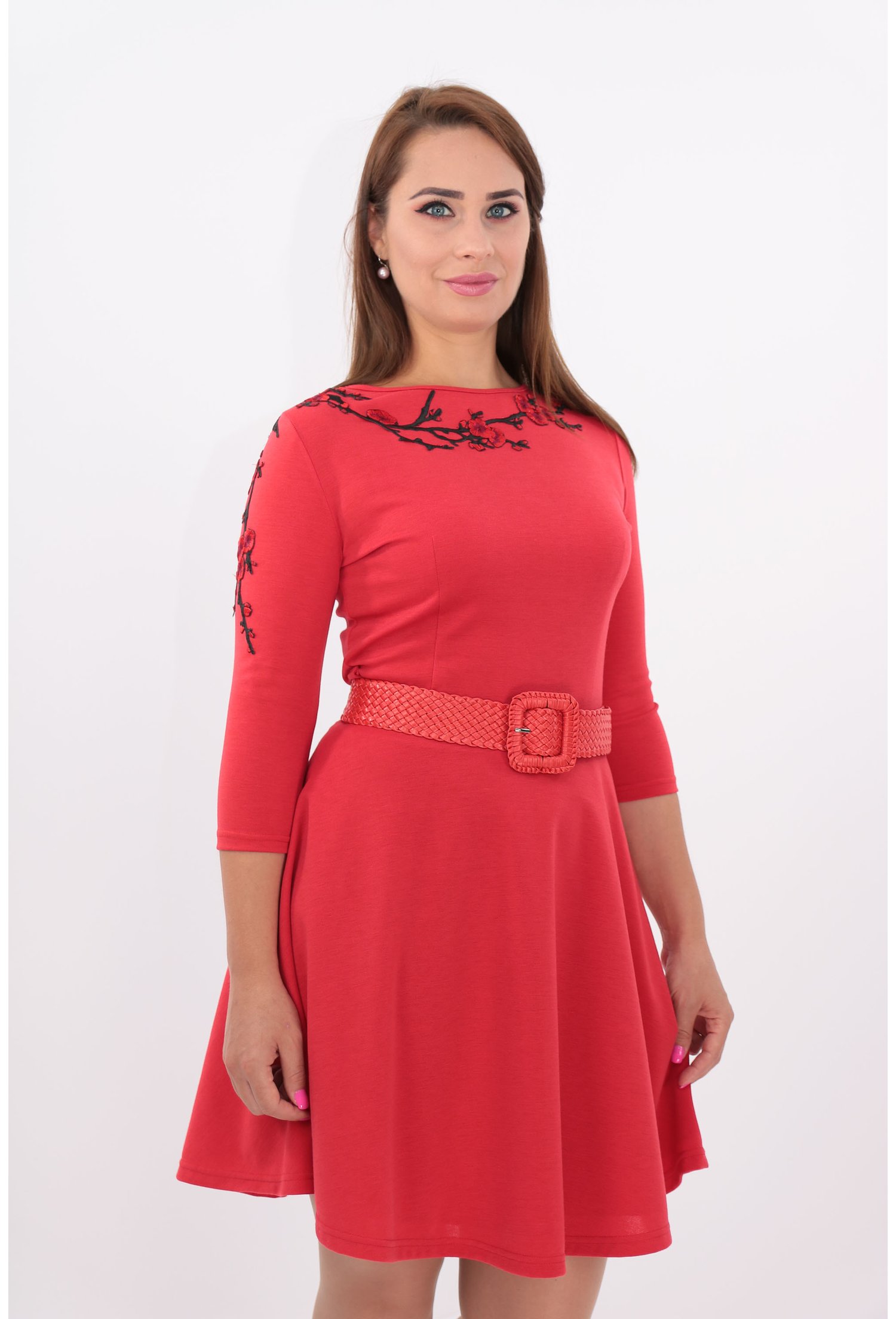 Rochie clos rosie cu broderie