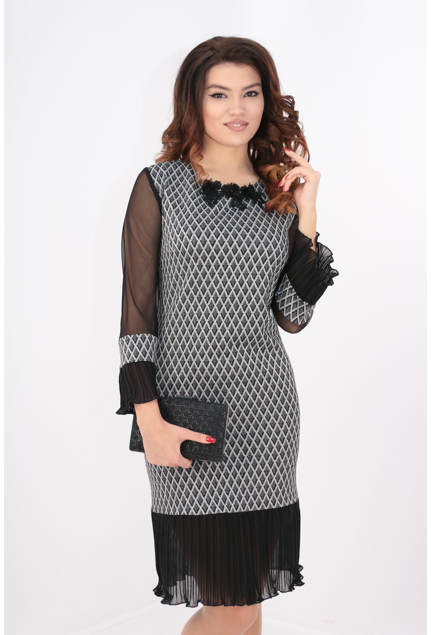 Rochie din brocard argintiu cu broderie neagra