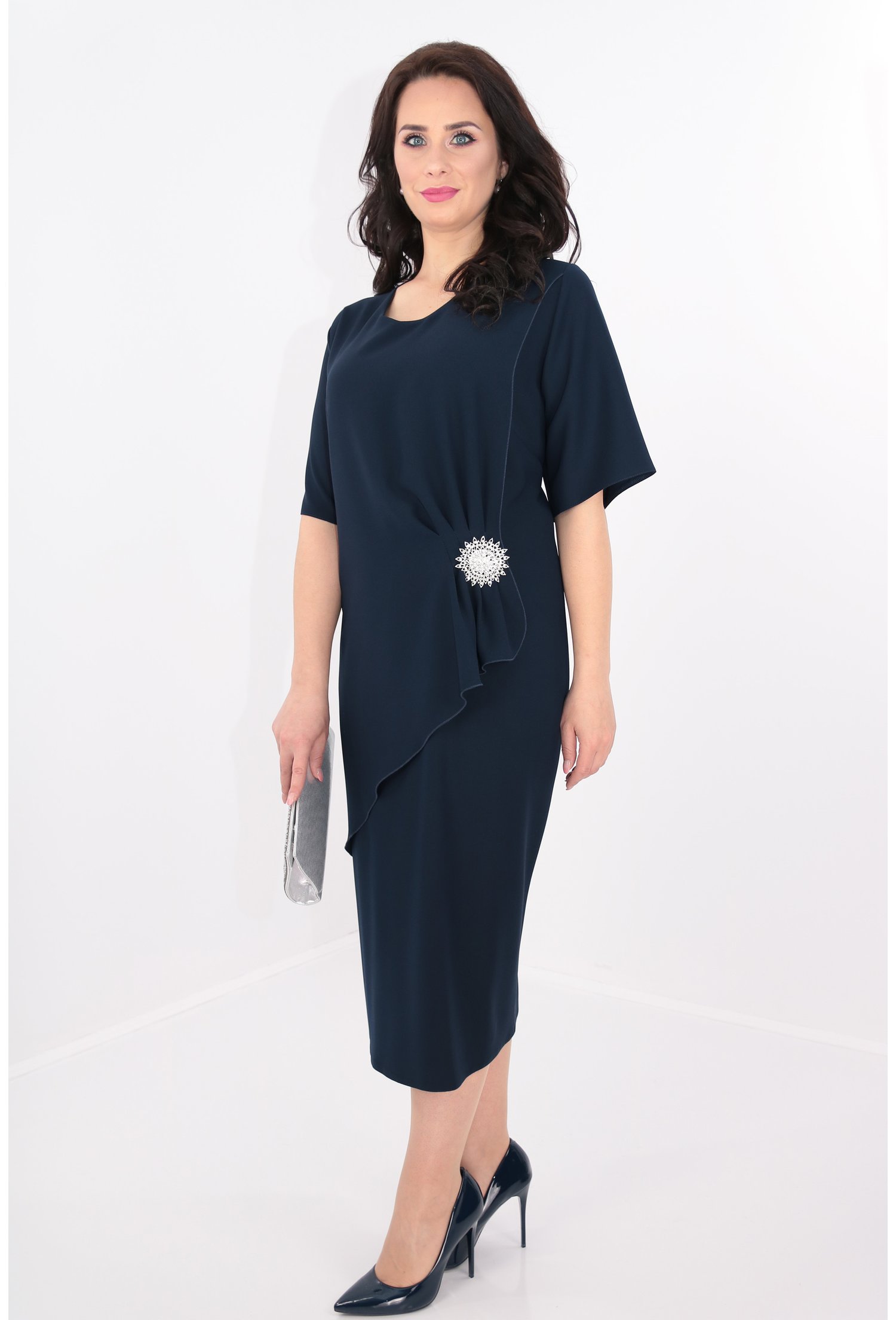 Rochie din triplu voal bleumarin cu brosa argintie