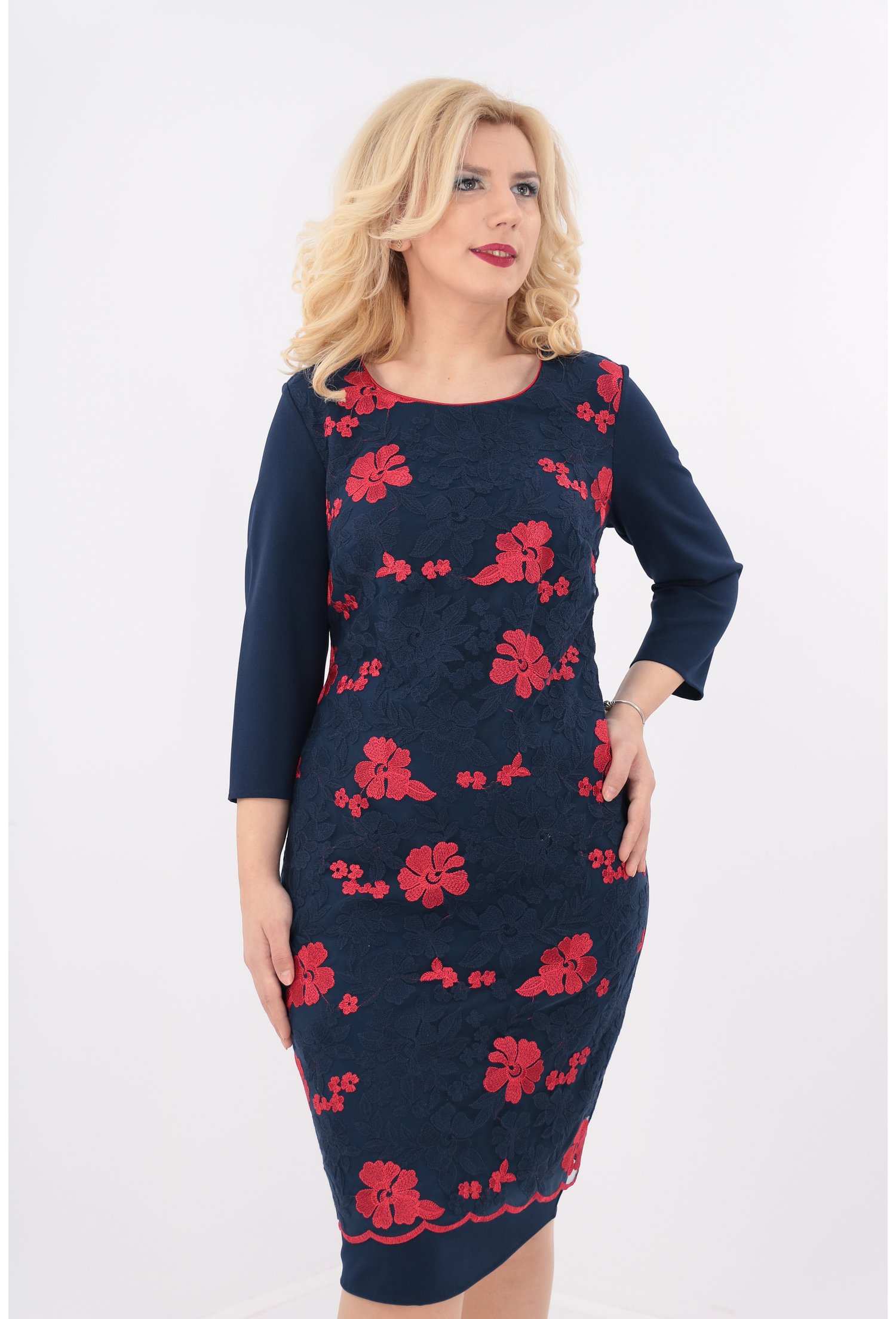 Rochie dreapta bleumarin cu broderie florala rosie